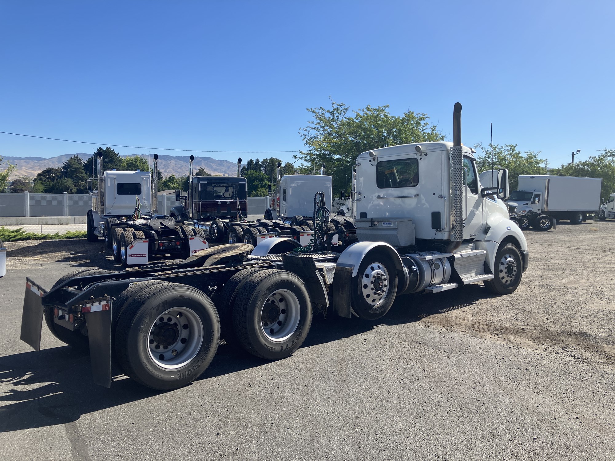 2017 Kenworth T680 - image 5 of 6