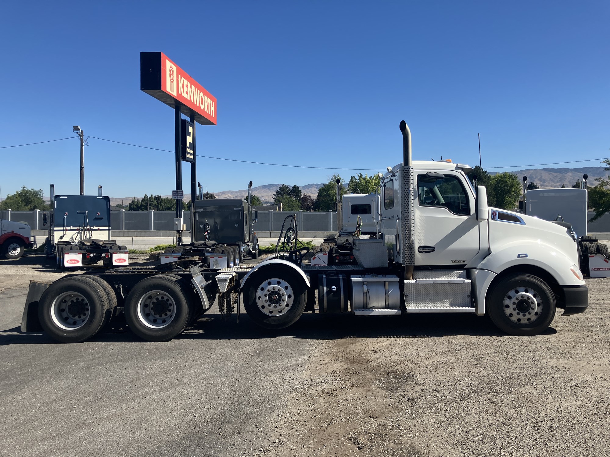 2017 Kenworth T680 - image 6 of 6