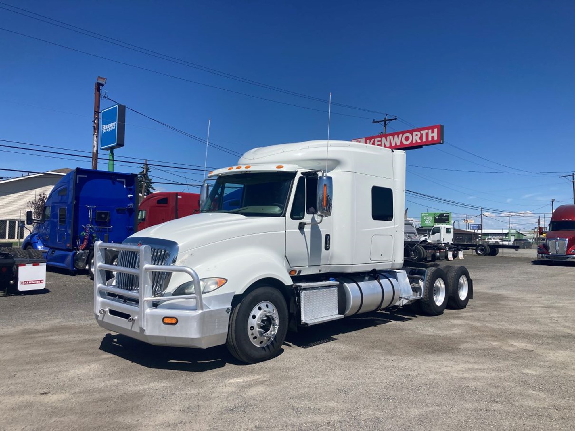 2017 International Prostar - image 1 of 6