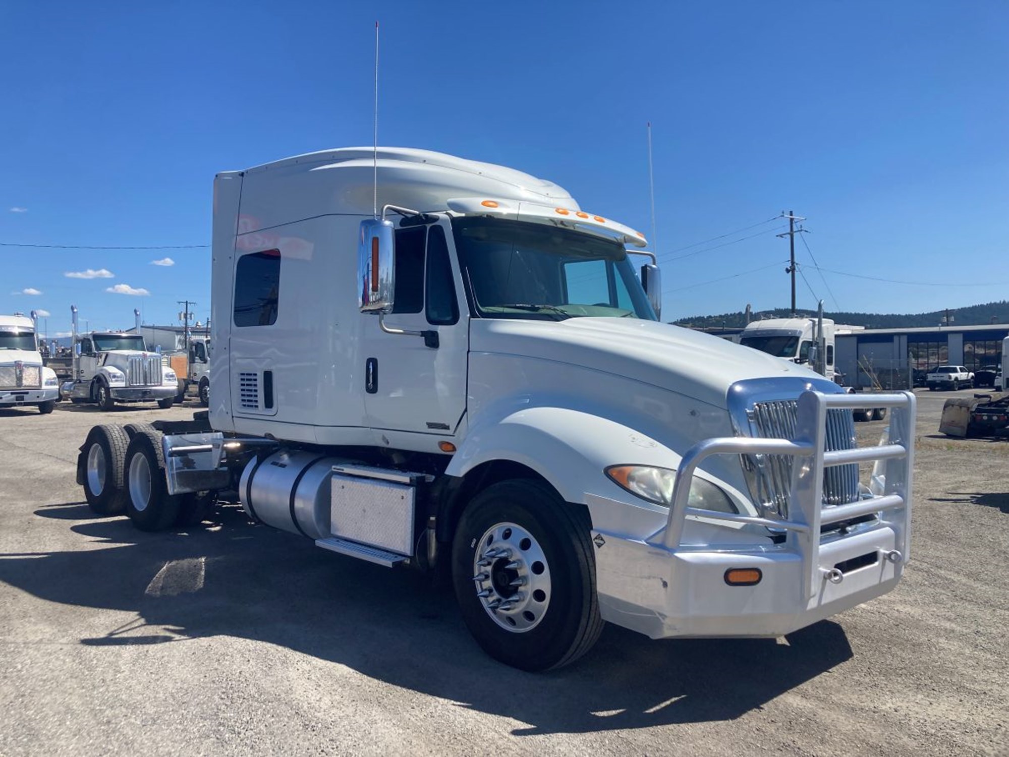 2017 International Prostar - image 2 of 6