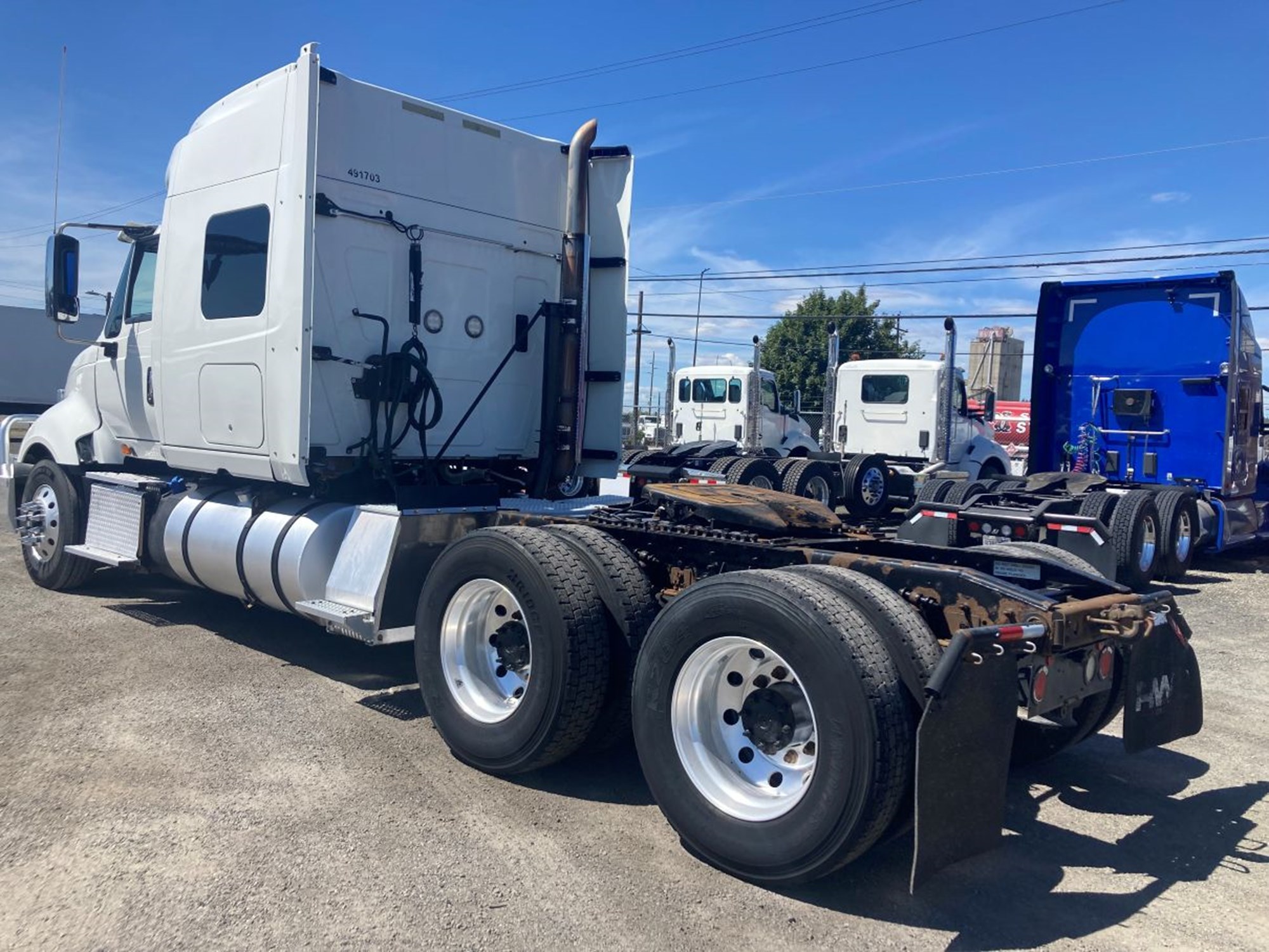 2017 International Prostar - image 4 of 6