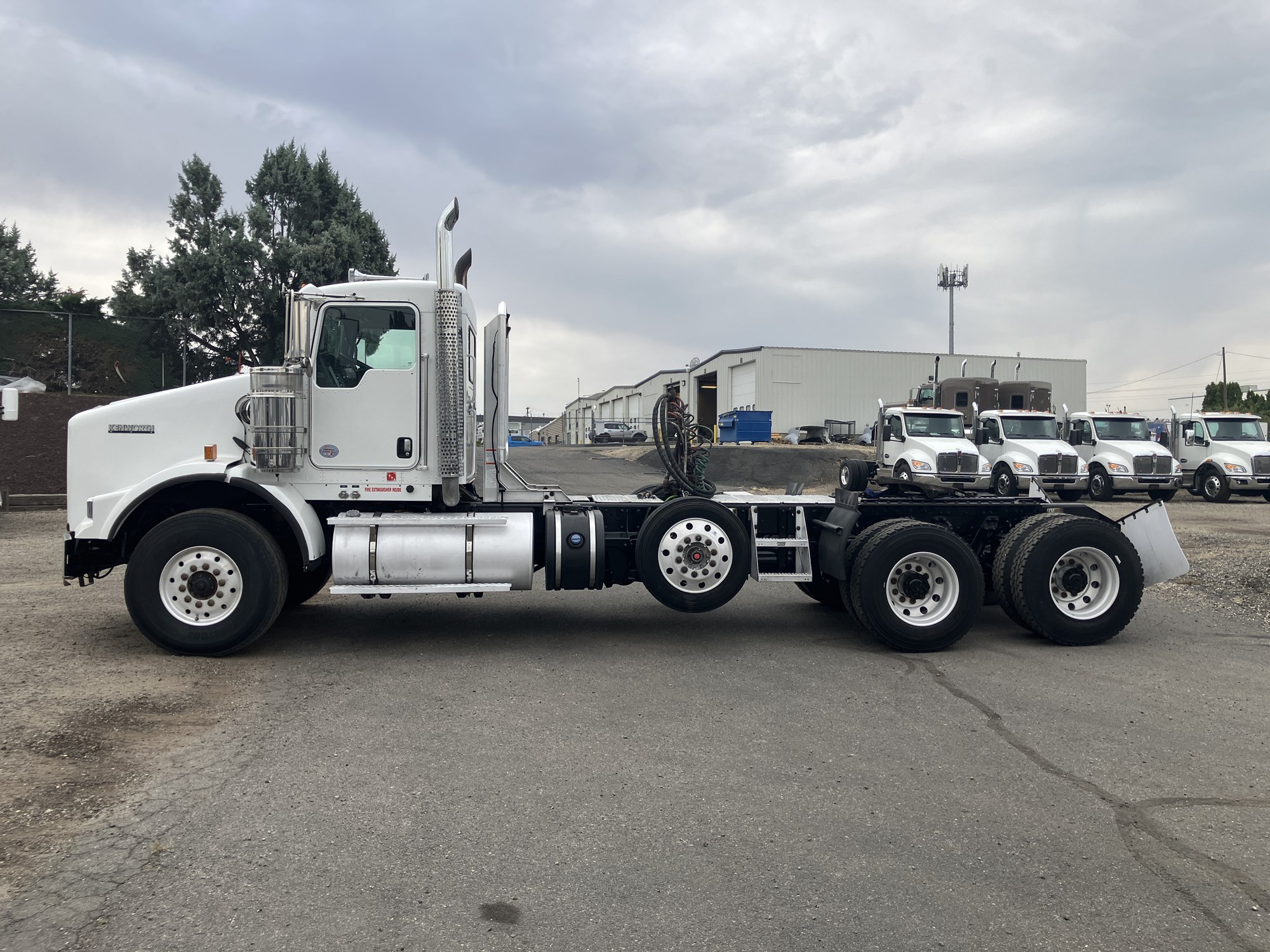 2018 Kenworth T800B - image 2 of 6