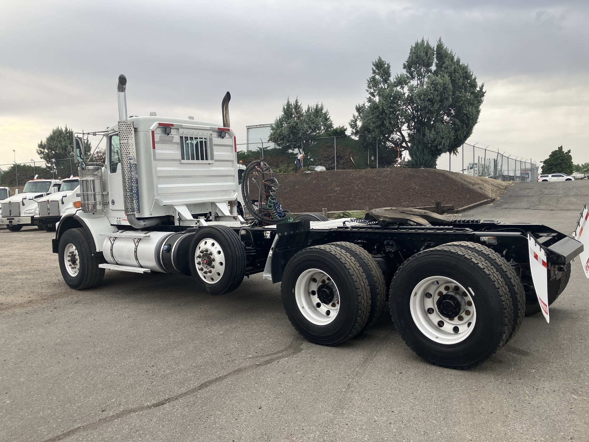 2018 Kenworth T800B - image 3 of 6
