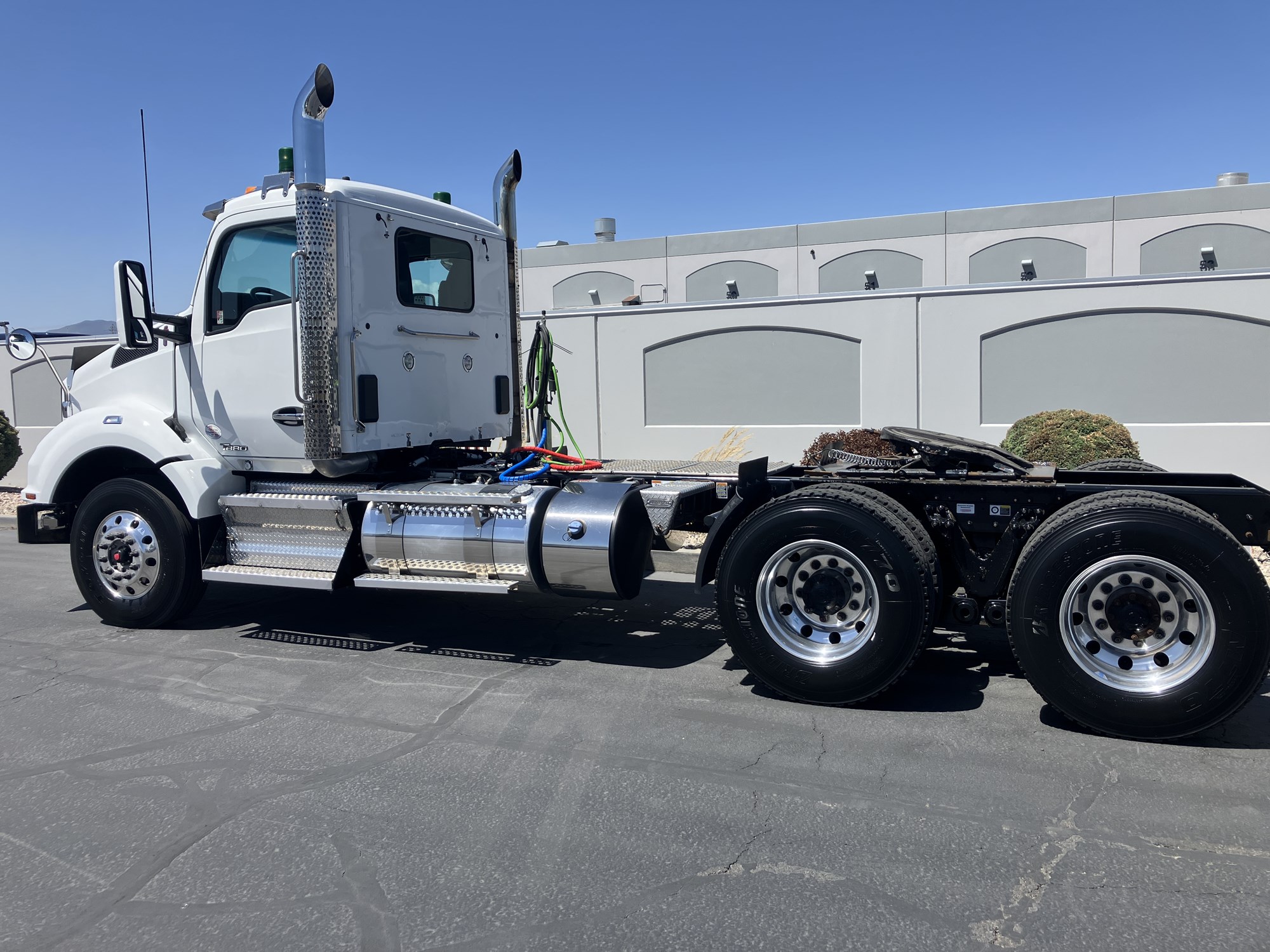 2018 Kenworth T880 - image 2 of 6