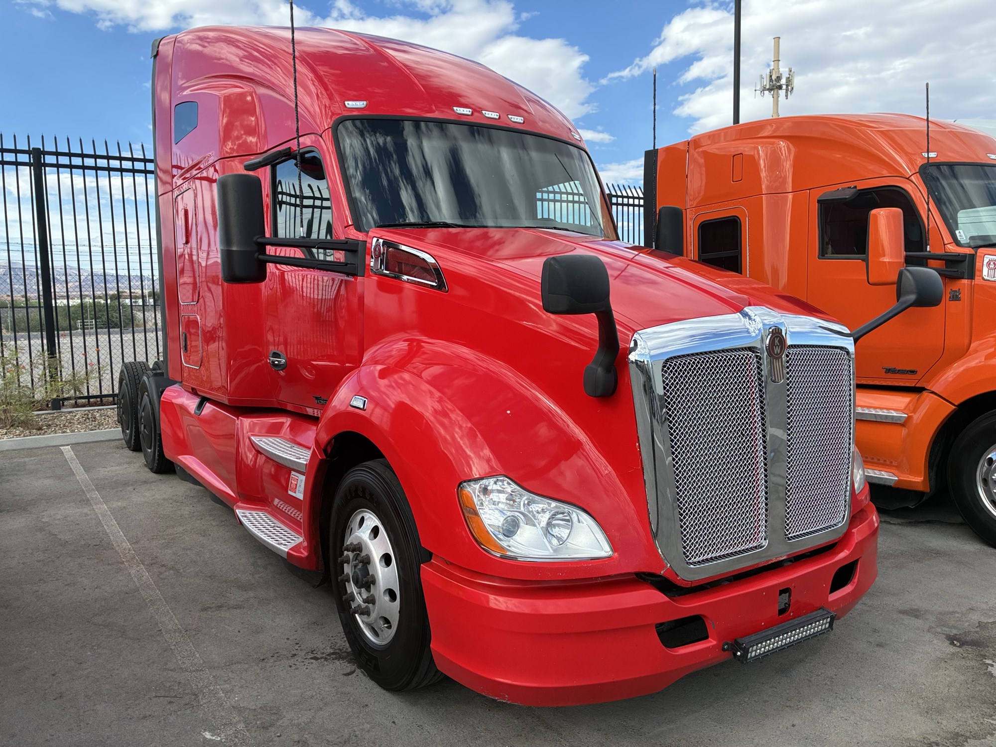 2019 Kenworth T680 - image 1 of 4