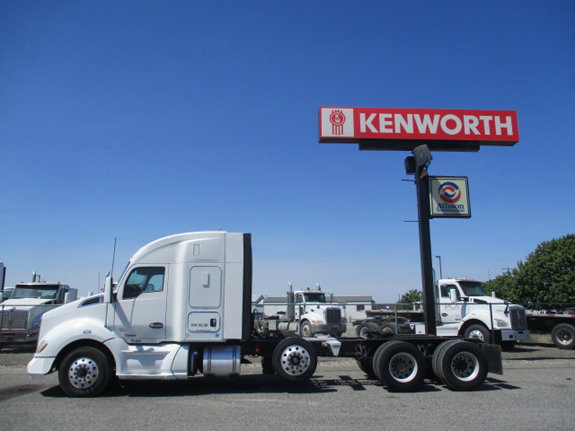 2019 Kenworth T680 - image 3 of 6
