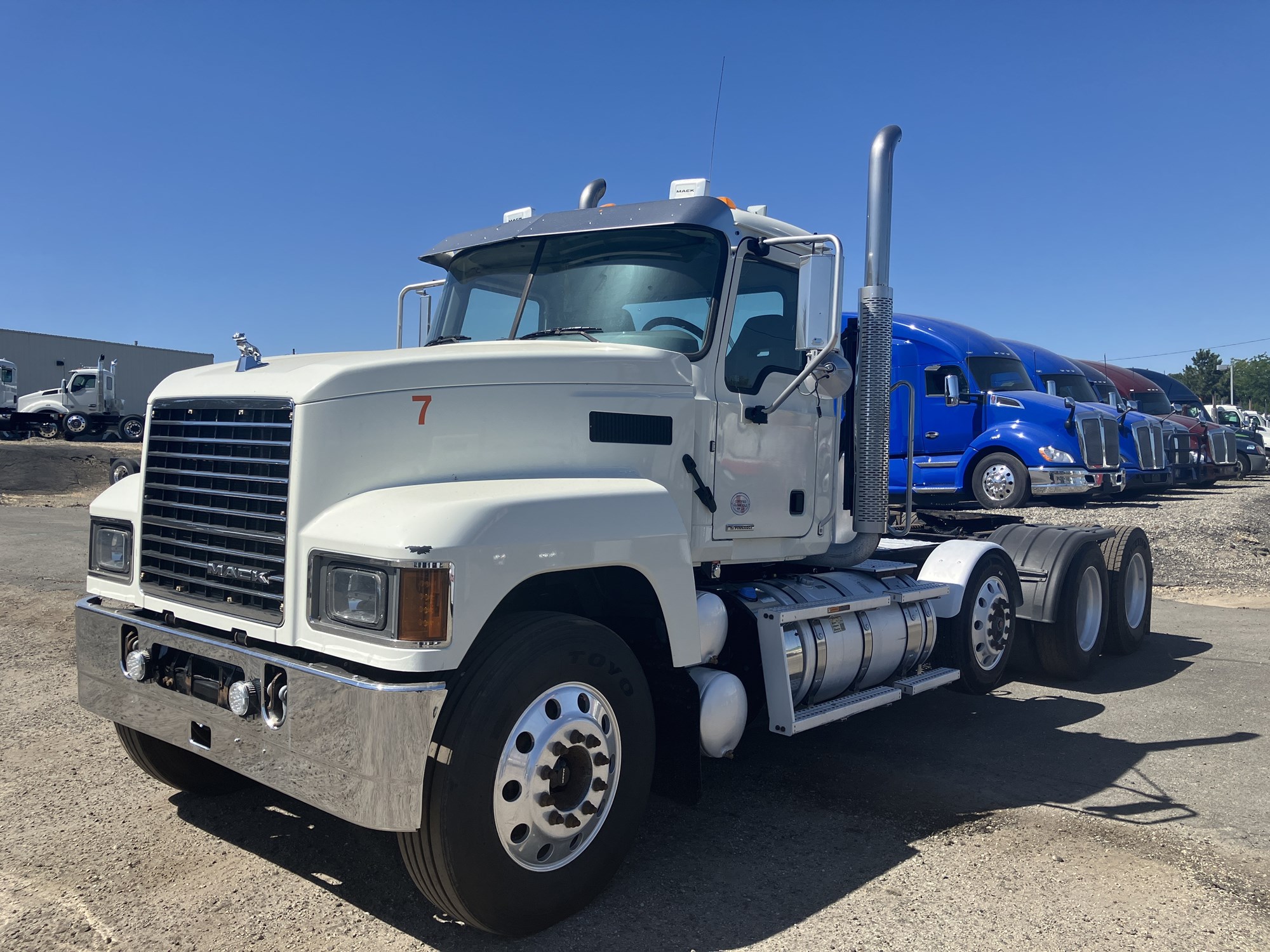 2019 Mack Pinnacle - image 1 of 6