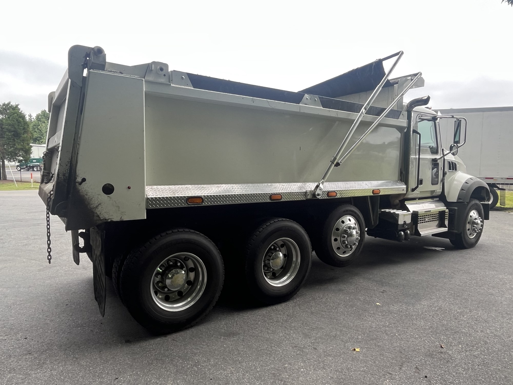 2019 Mack Granite - image 4 of 6