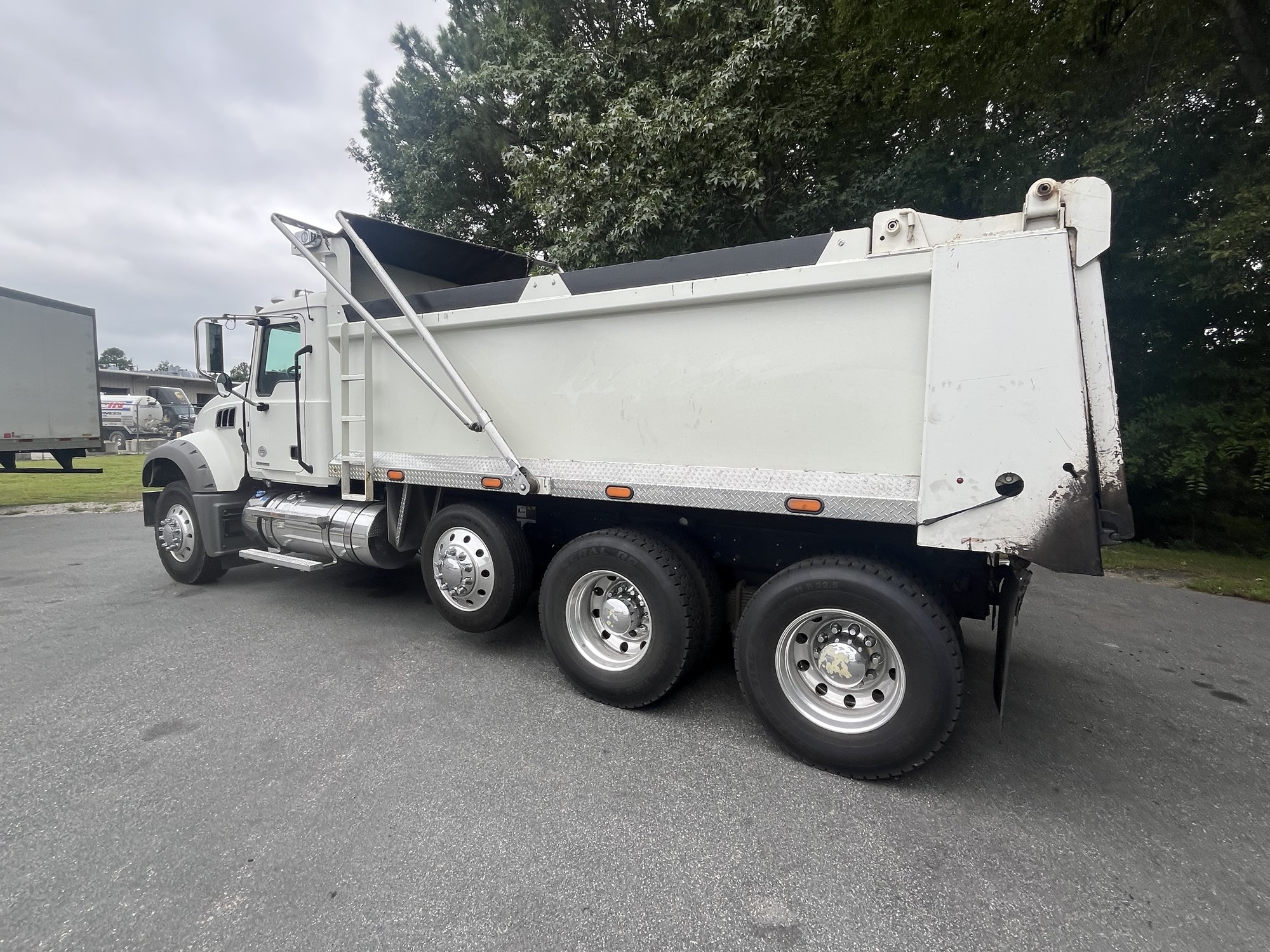 2019 Mack Granite - image 5 of 6