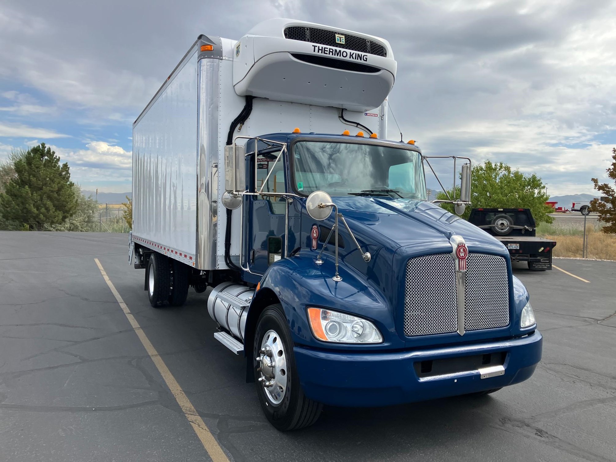 2019 Kenworth T370 - image 3 of 6