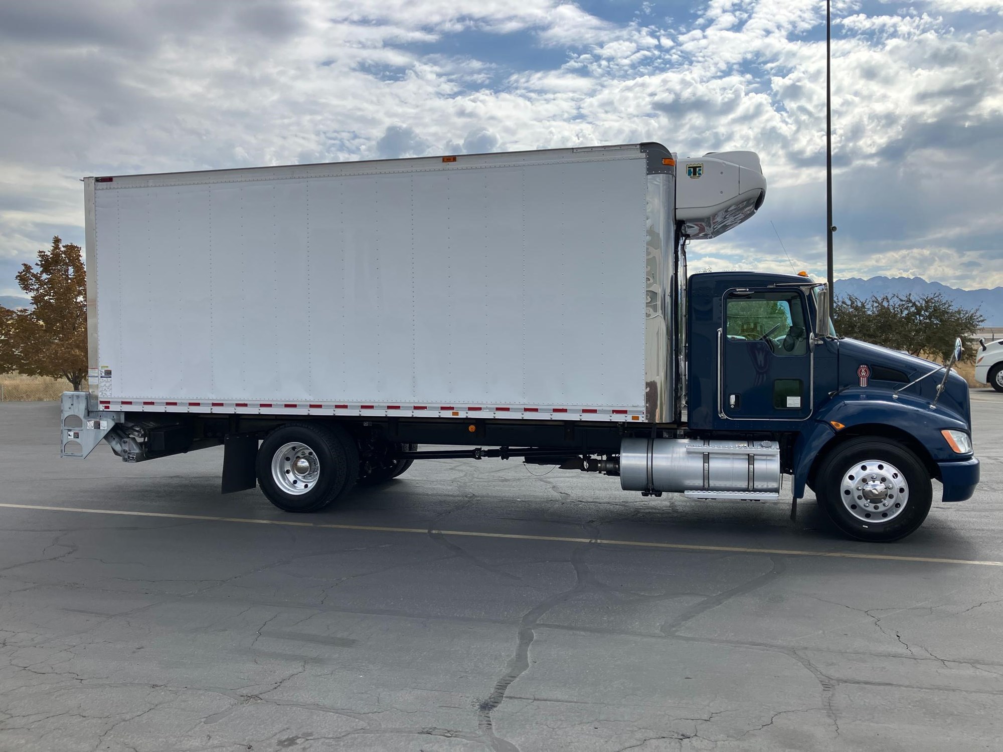 2019 Kenworth T370 - image 4 of 6