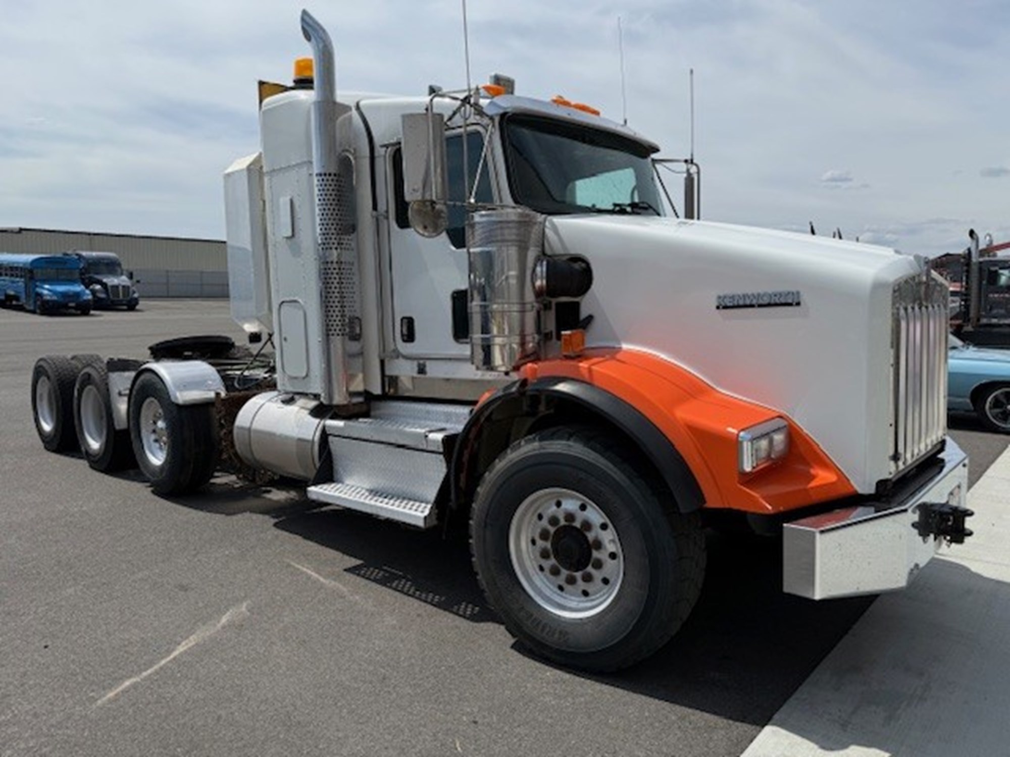 2019 Kenworth T800 - image 2 of 6