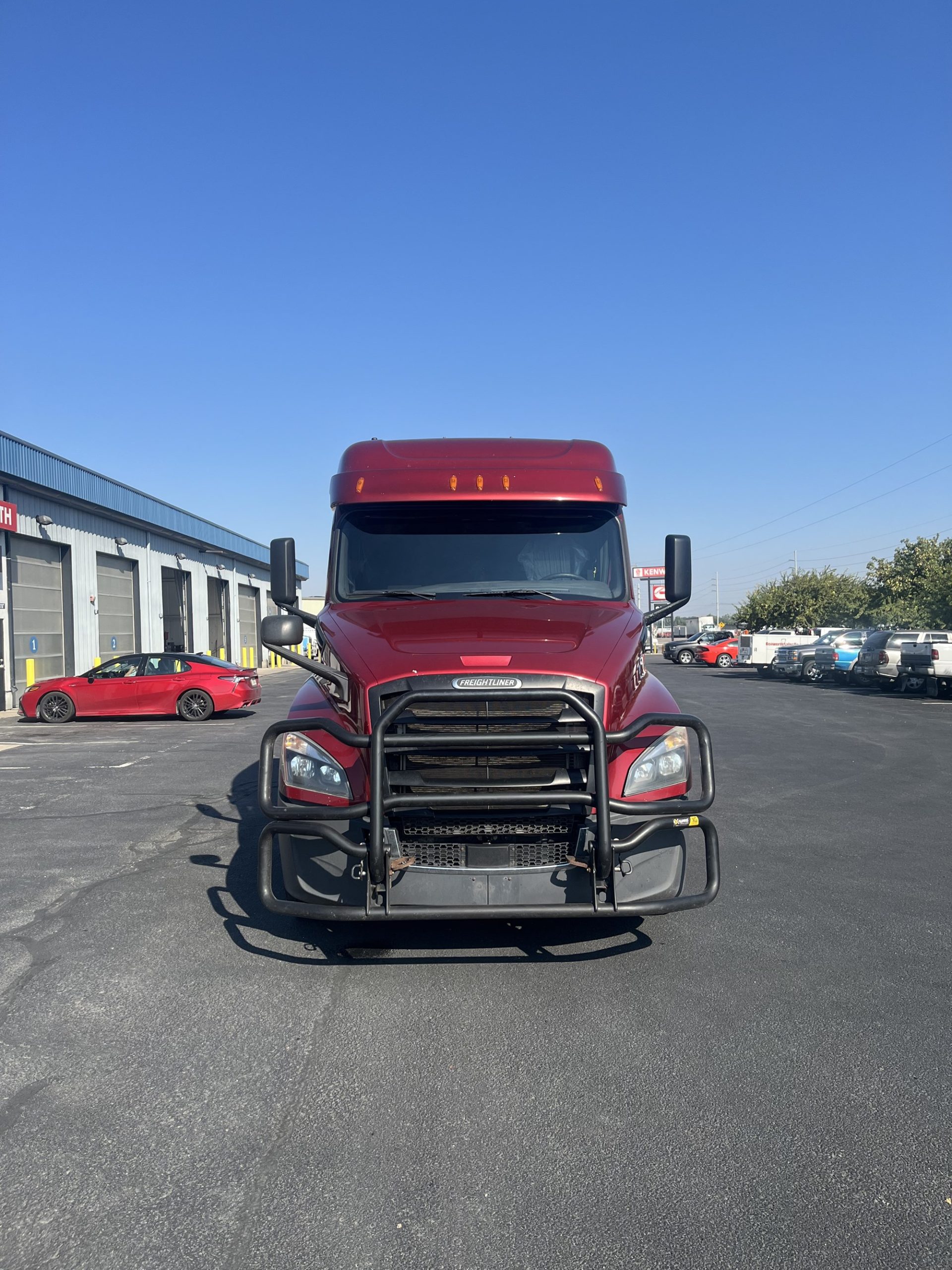 2019 Freightliner Cascadia - image 2