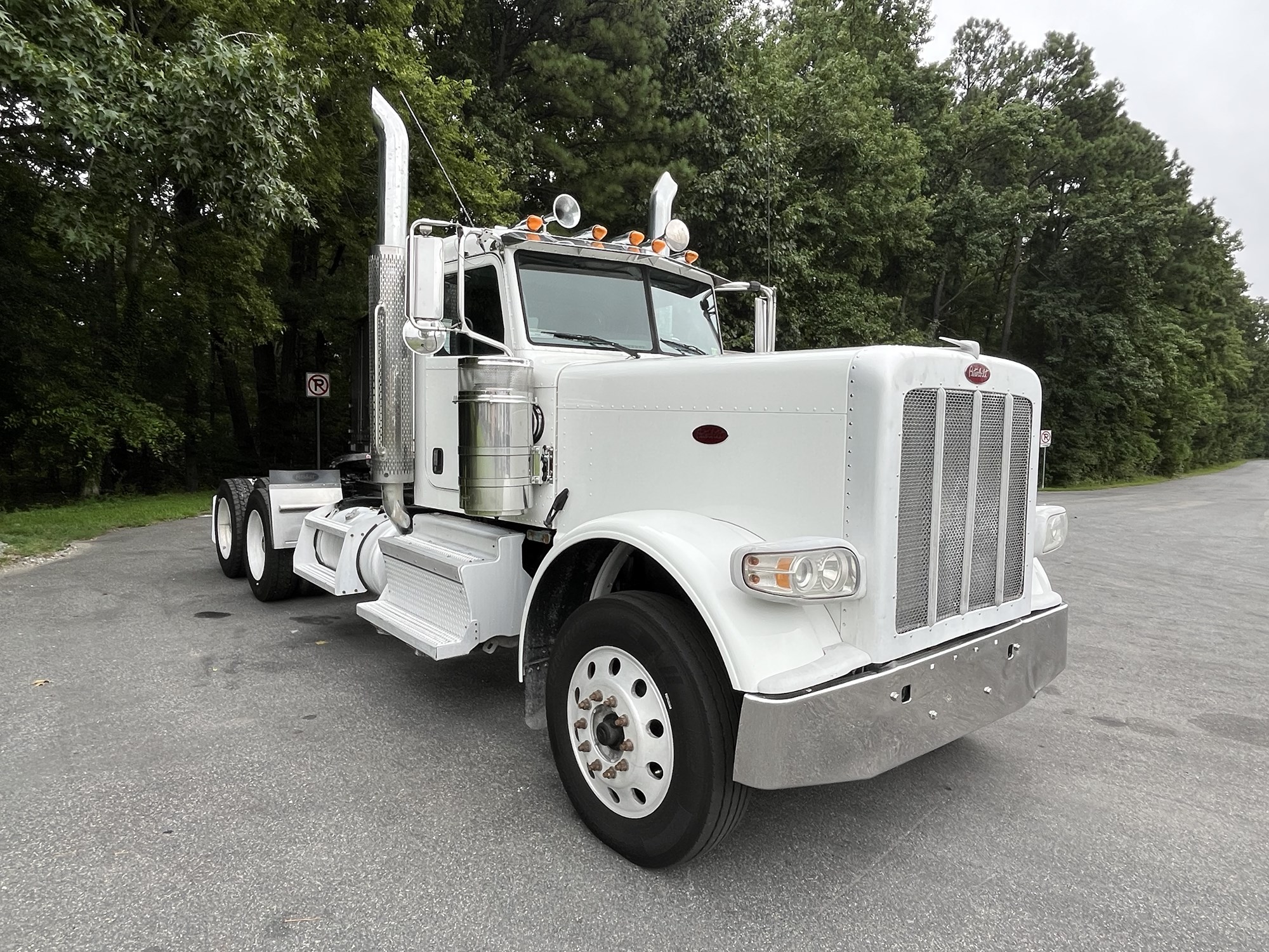 2020 Peterbilt 389 - image 3 of 6