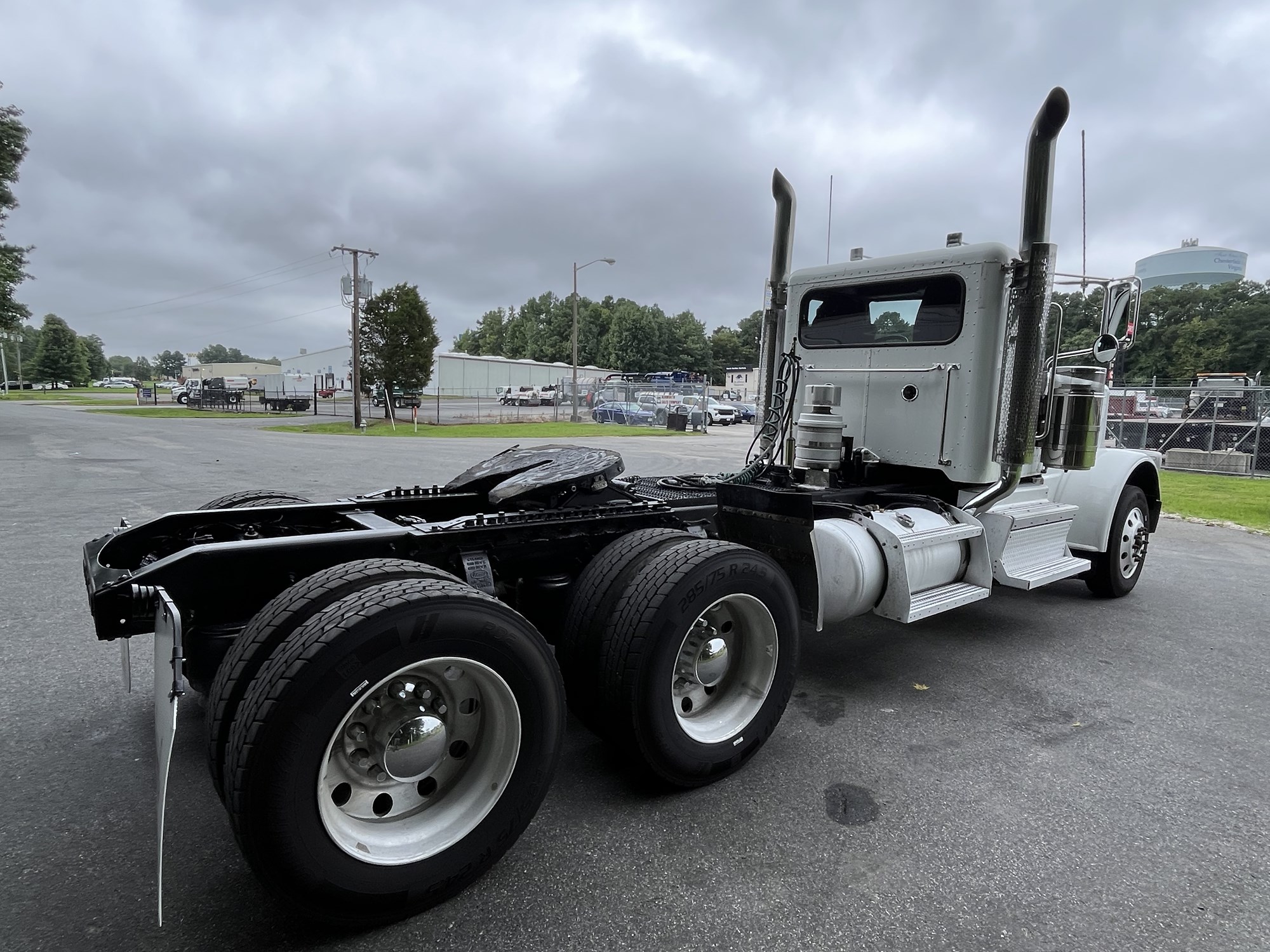2020 Peterbilt 389 - image 4 of 6