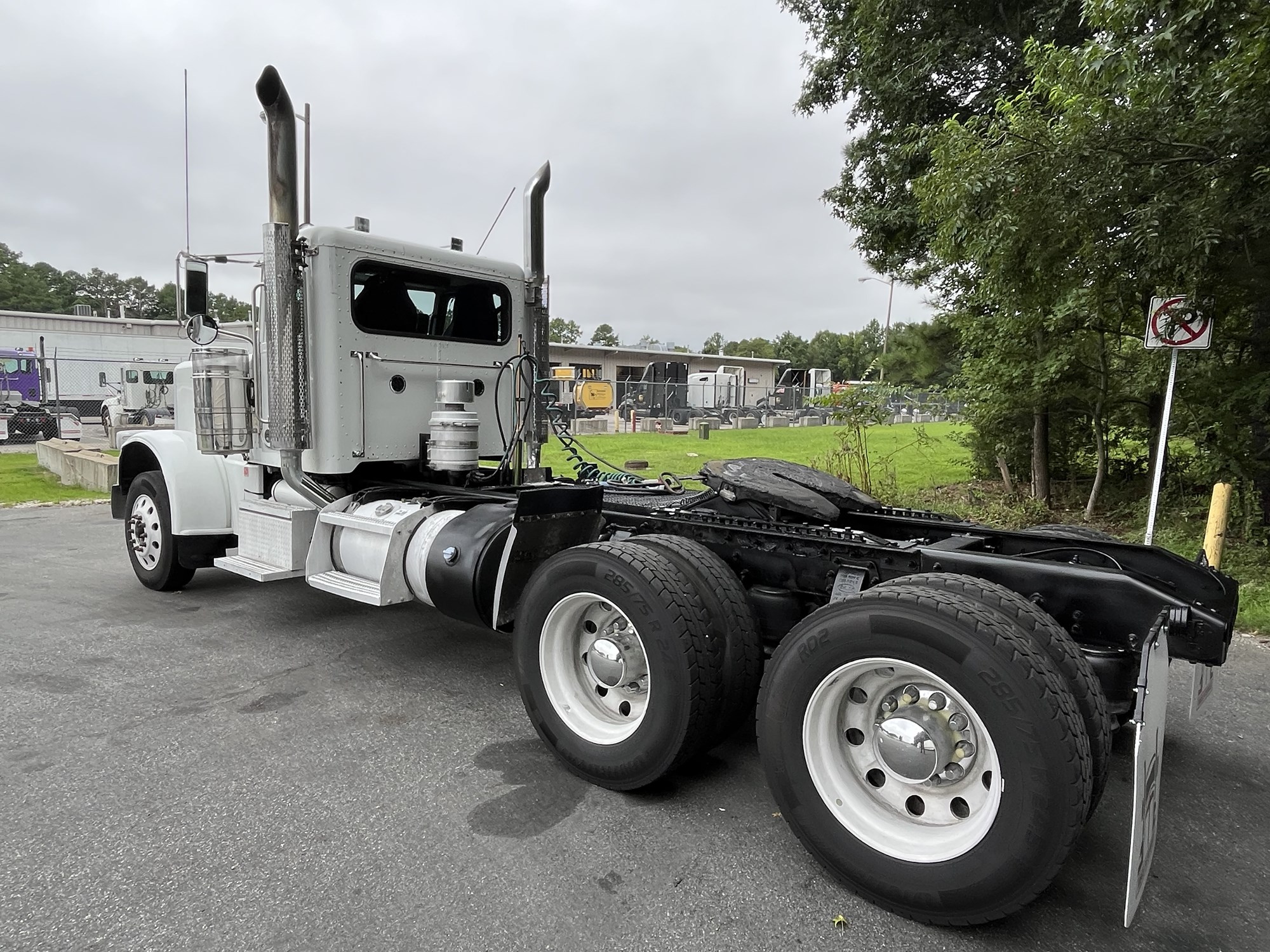 2020 Peterbilt 389 - image 6 of 6