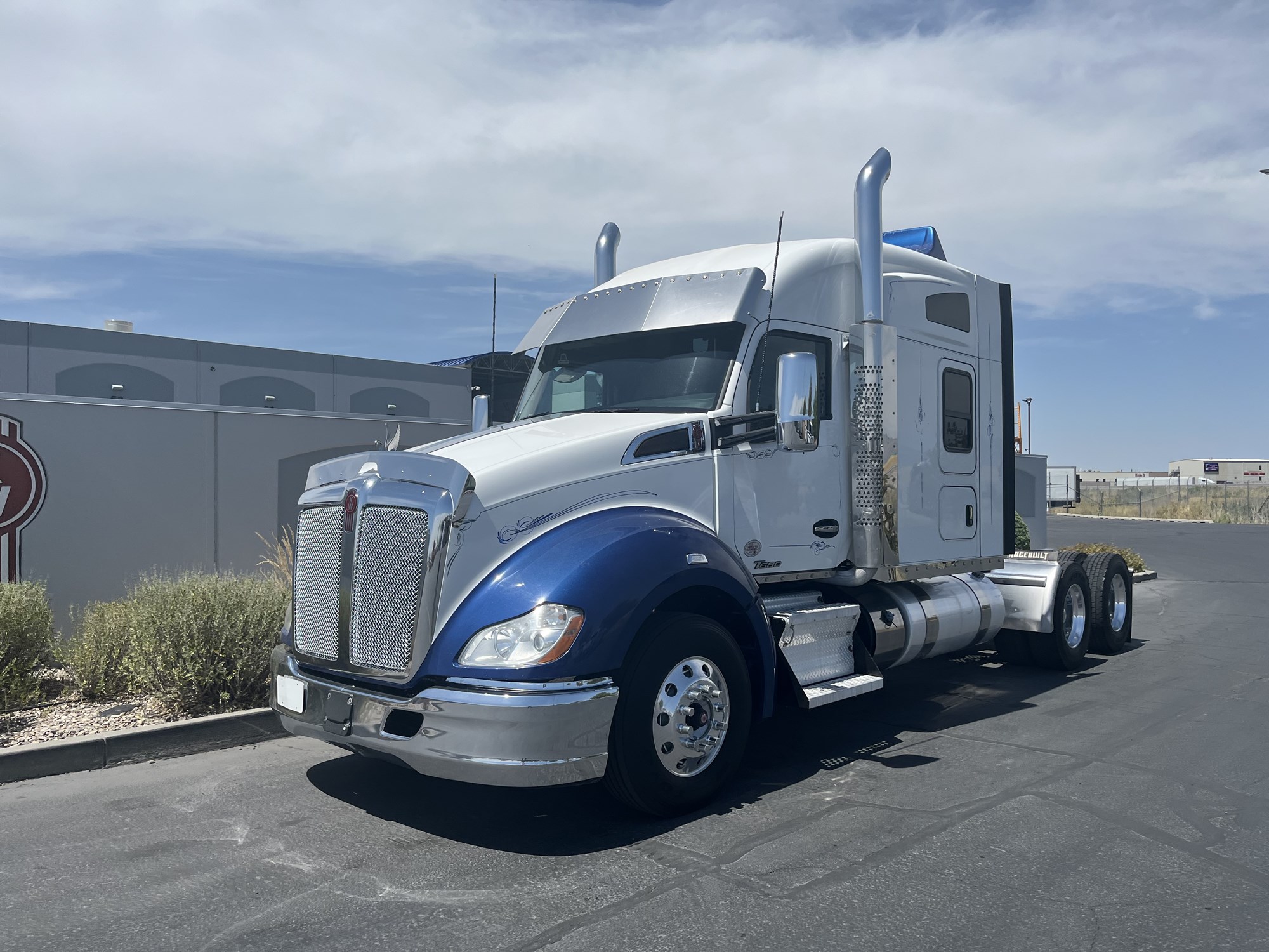 2020 Kenworth T680 - image 2 of 6