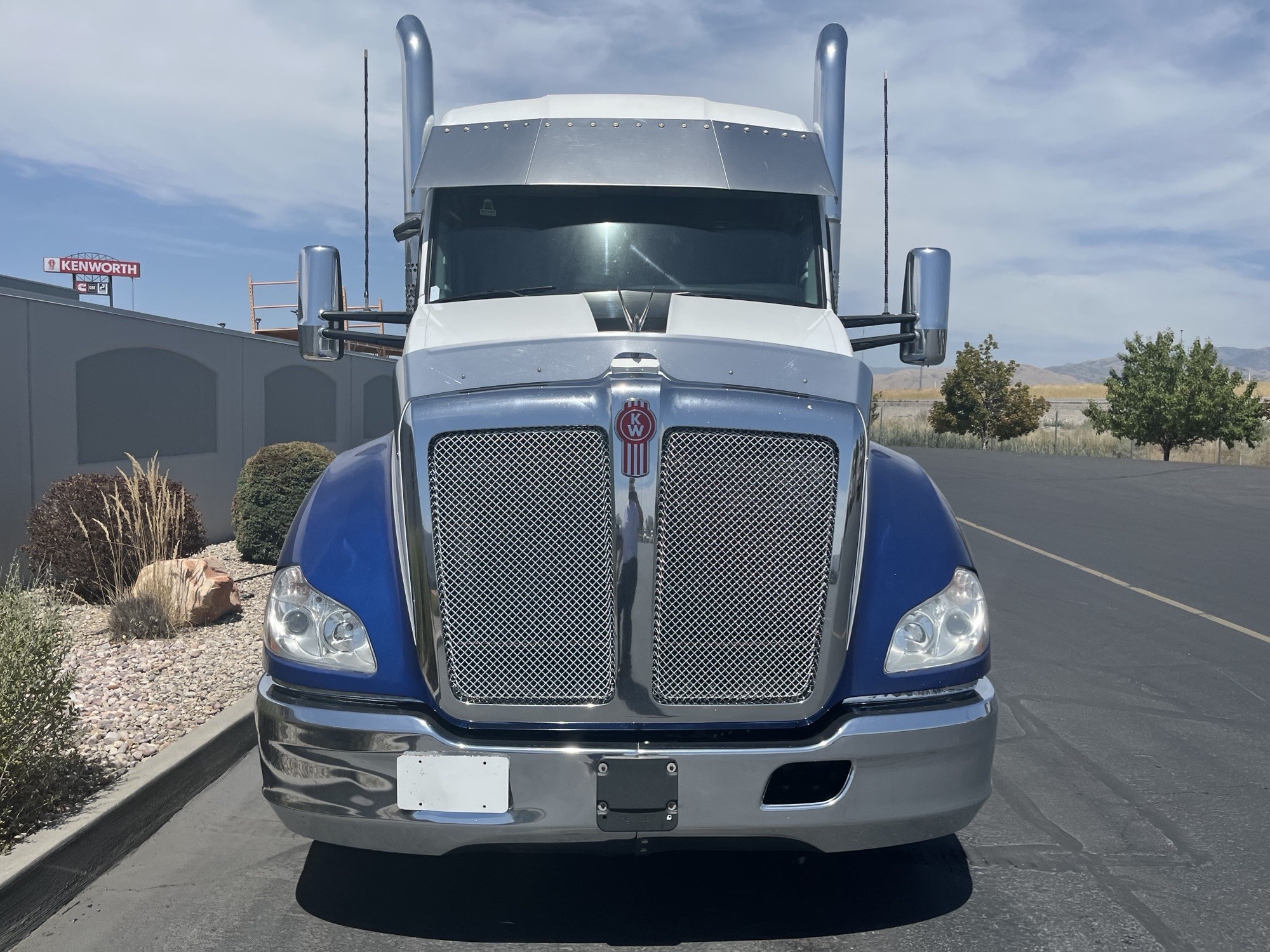 2020 Kenworth T680 - image 3 of 6