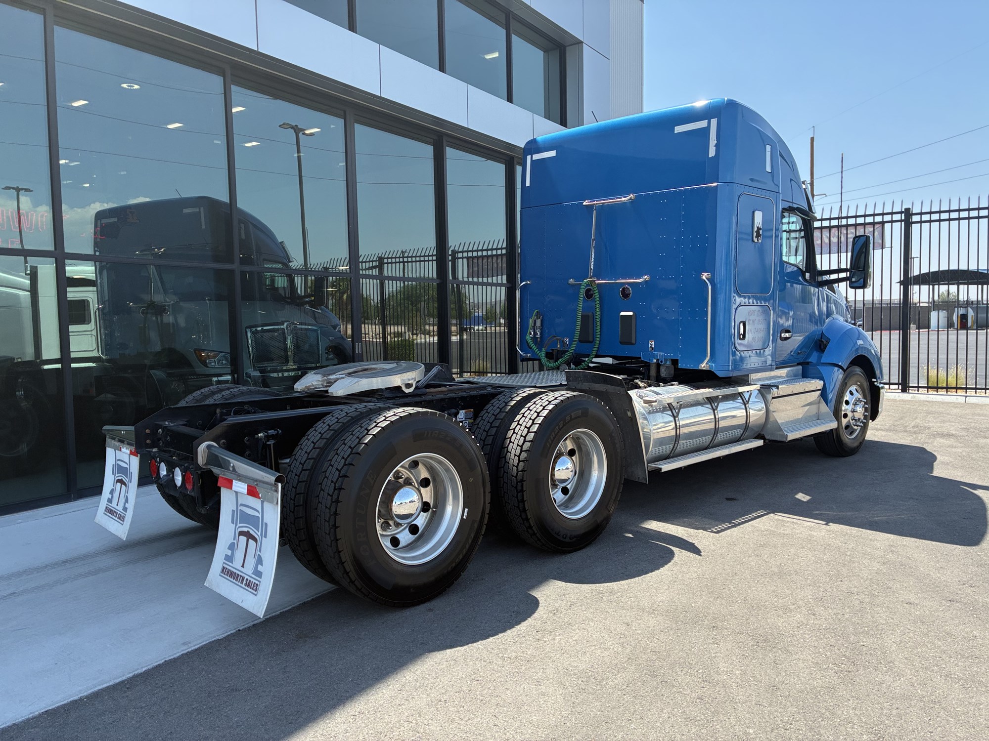 2020 Kenworth T680 - image 3 of 6