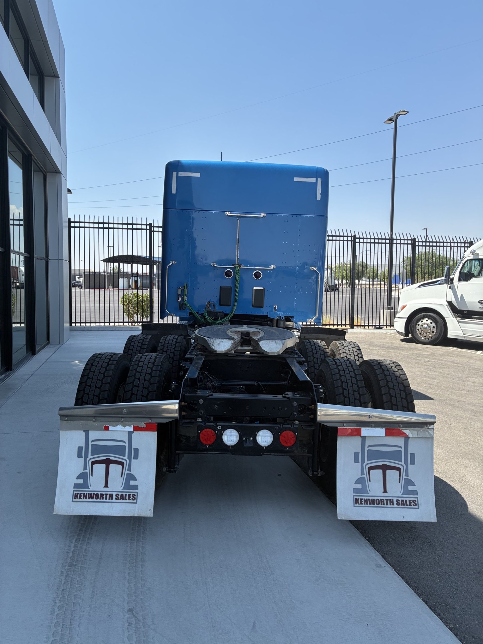 2020 Kenworth T680 - image 4 of 6