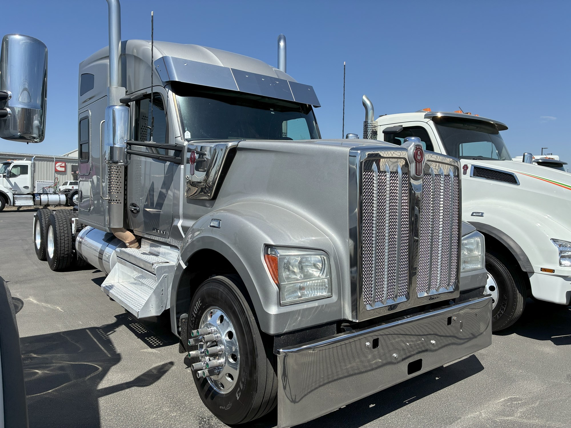 2020 Kenworth W990 - image 2 of 6