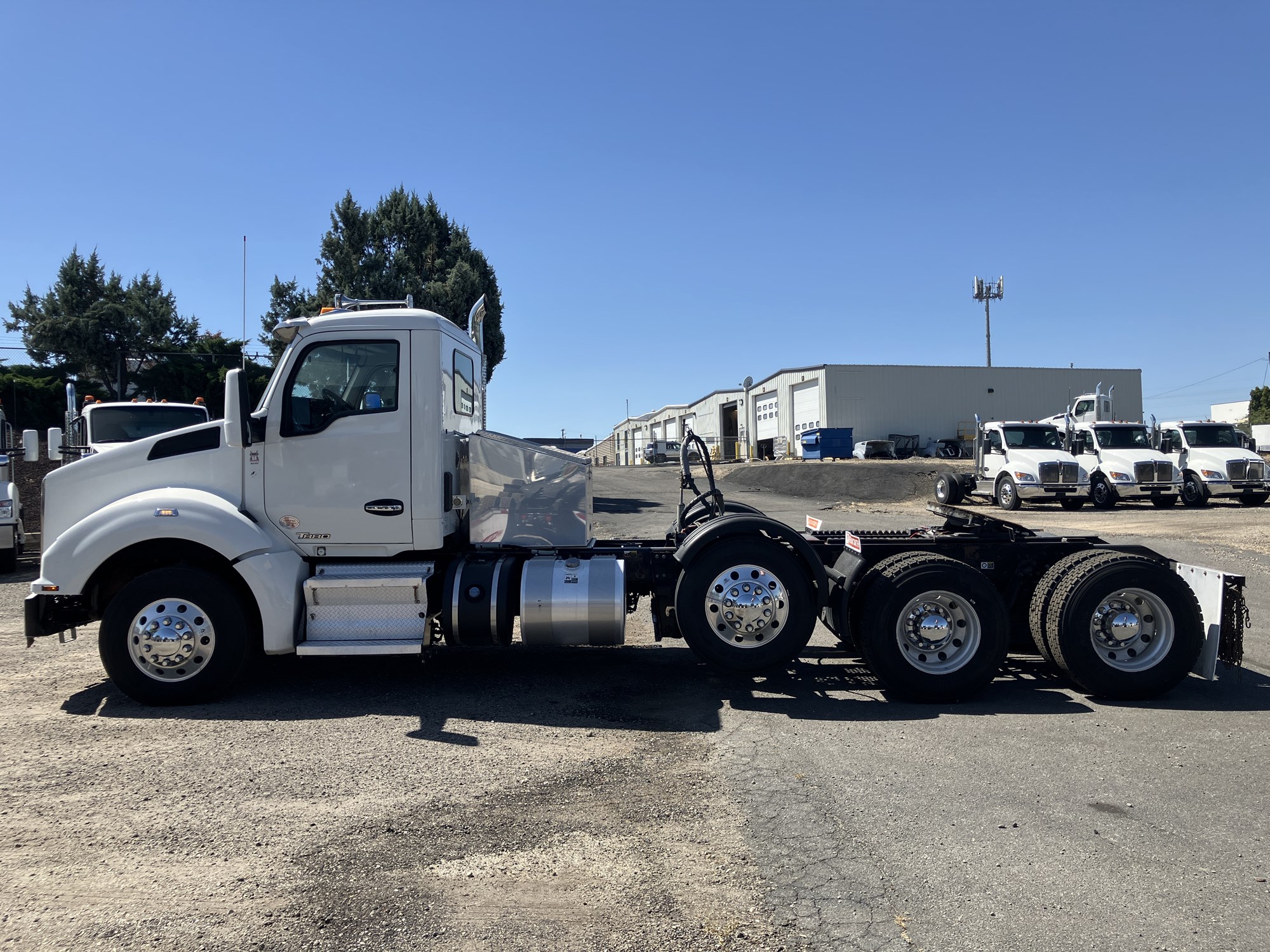 2020 Kenworth T880 - image 2 of 6