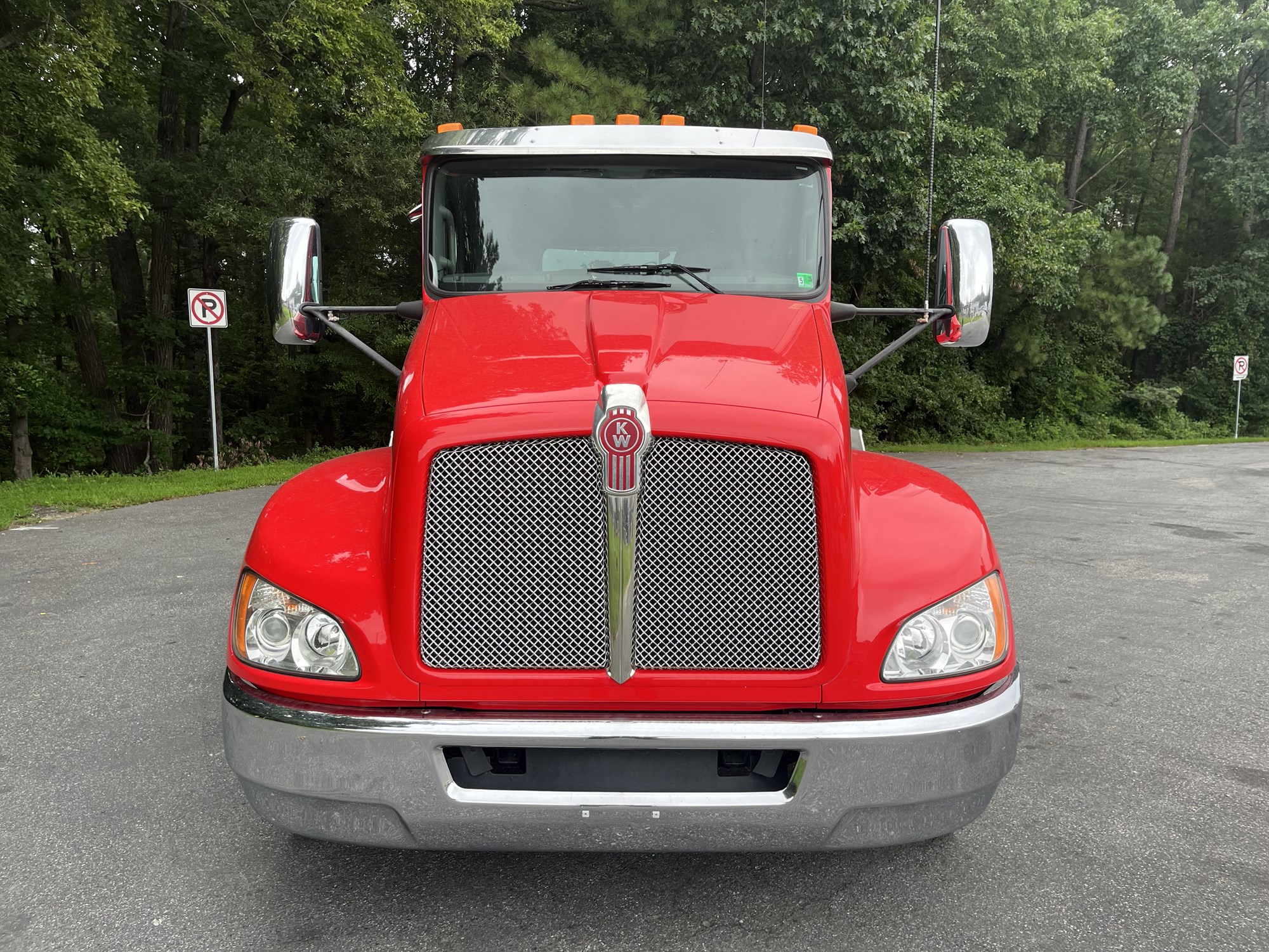 2020 Kenworth T270 - image 2 of 6