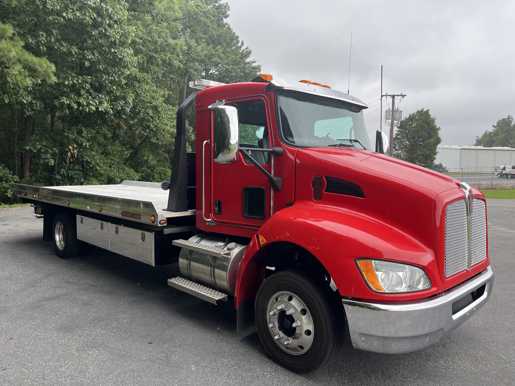 2020 Kenworth T270 - image 3 of 6