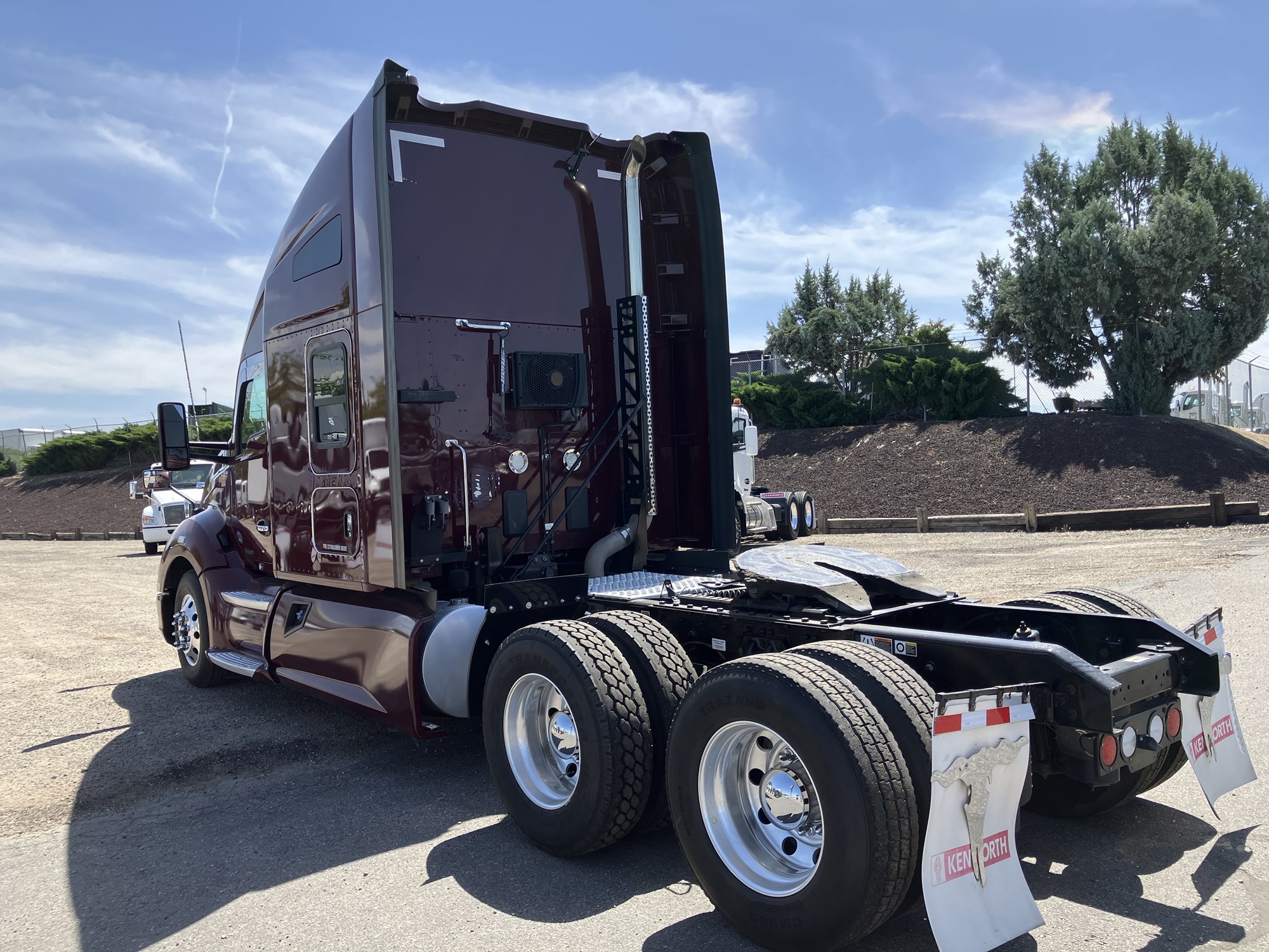 2021 Kenworth T680 - image 3 of 6