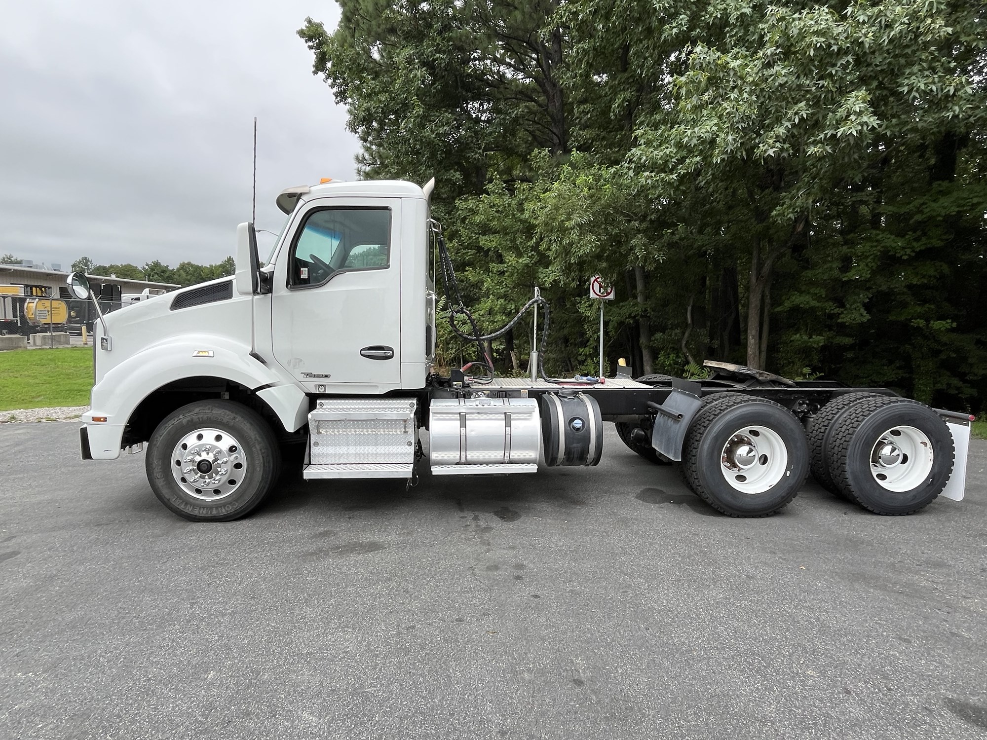 2021 Kenworth T880 - image 2 of 6