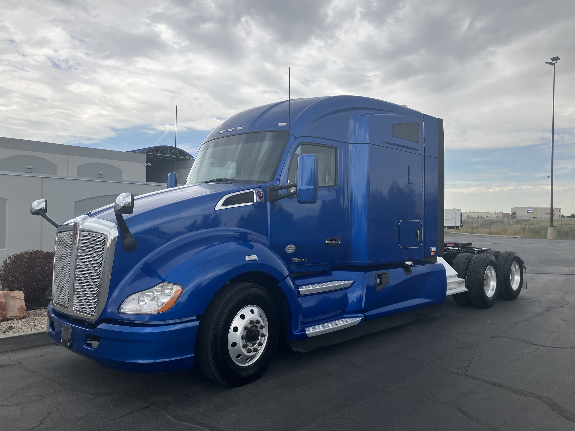 2021 Kenworth T680 - image 2 of 6