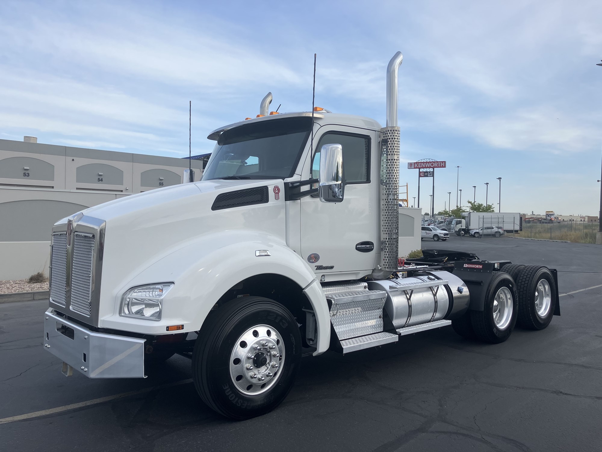 2021 Kenworth T880 - image 2 of 6