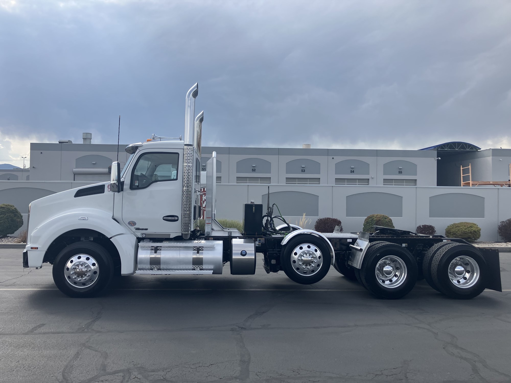 2021 Kenworth T880 - image 1 of 6