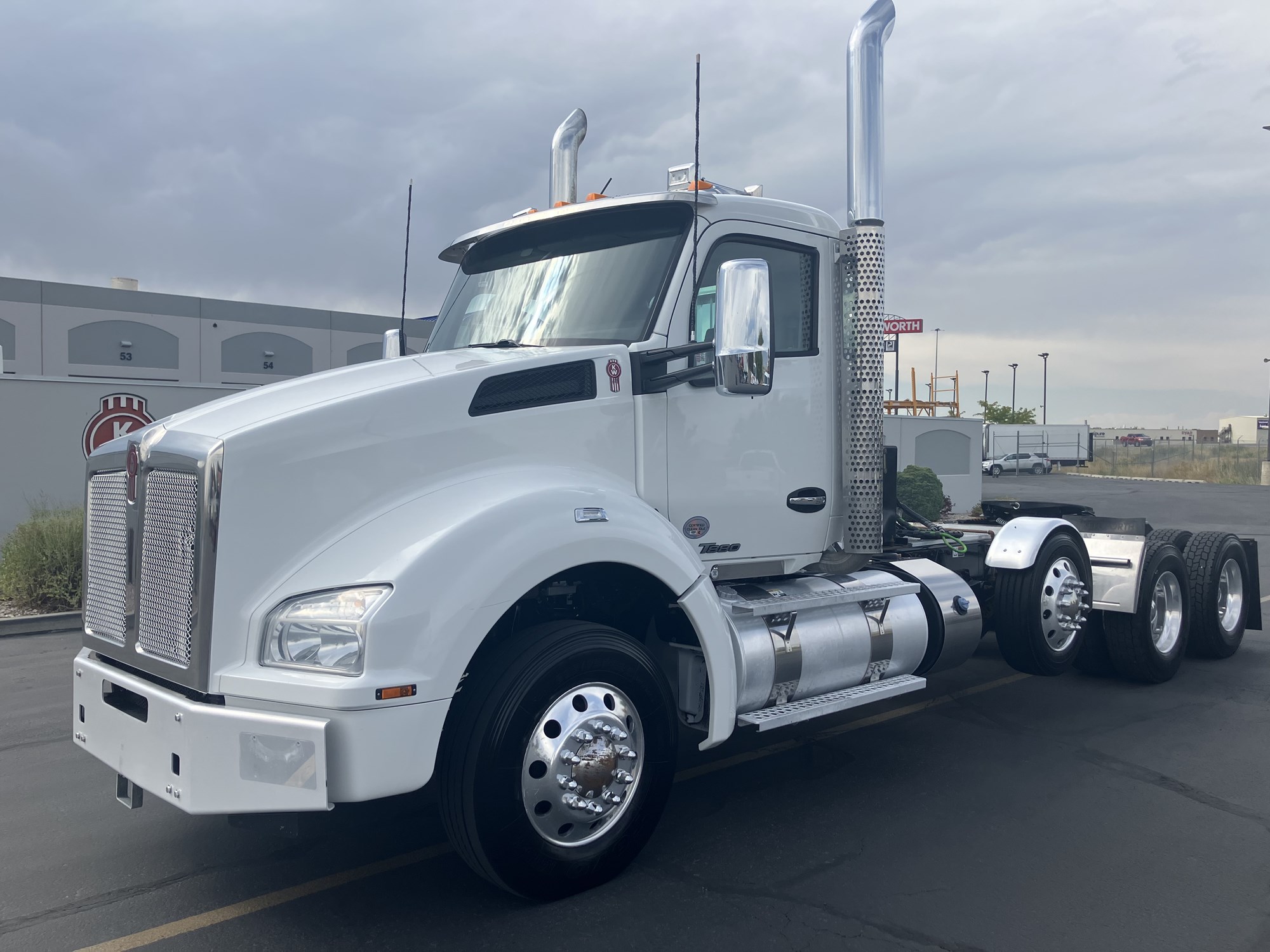 2021 Kenworth T880 - image 2 of 6