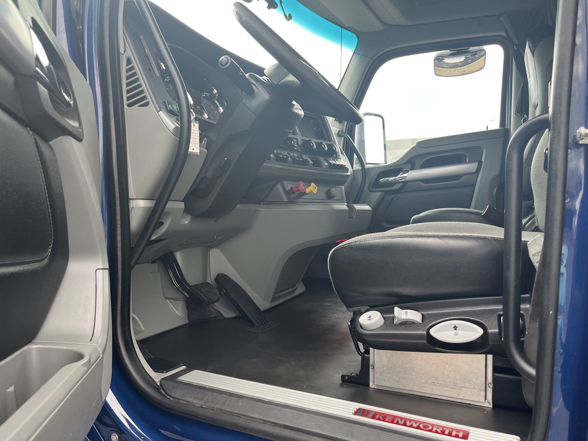 2021 Kenworth T680 - image 6 of 6