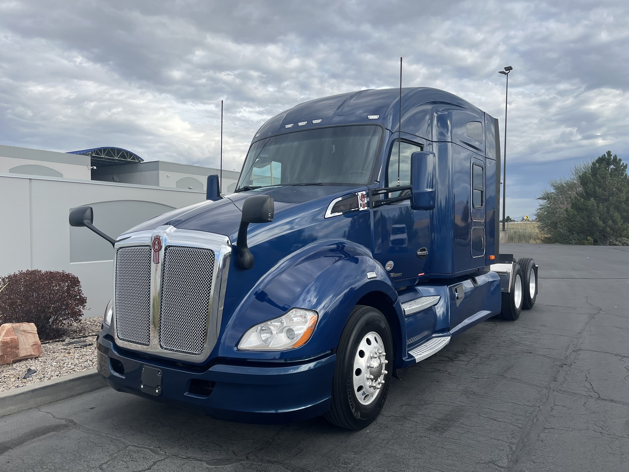 2021 Kenworth T680 - image 2 of 6
