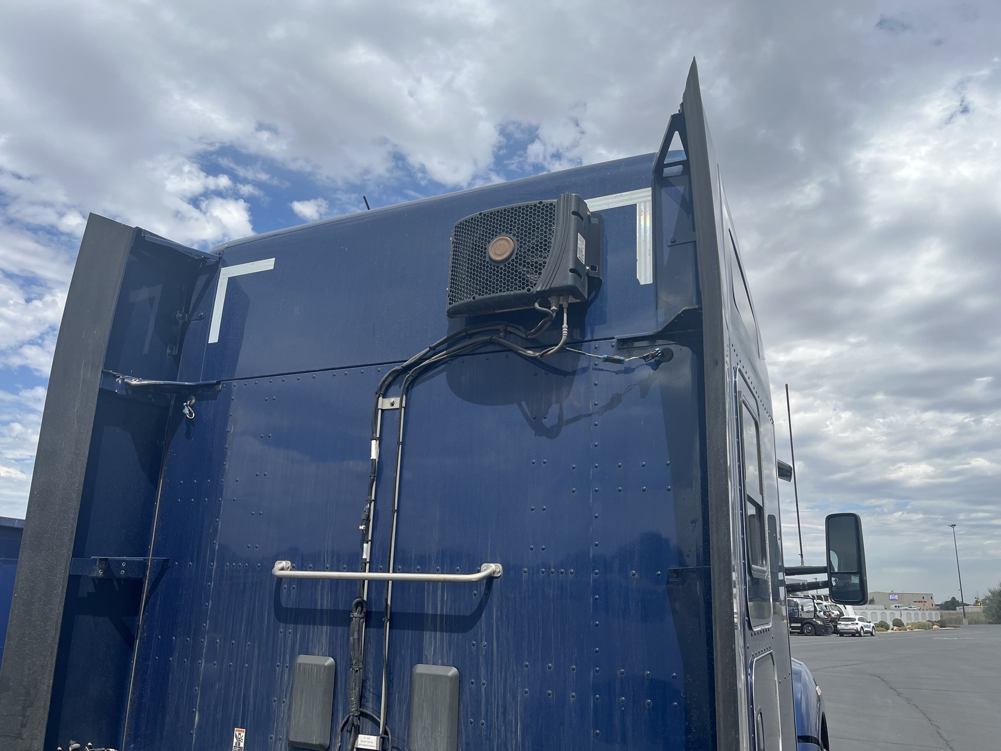 2021 Kenworth T680 - image 2 of 4
