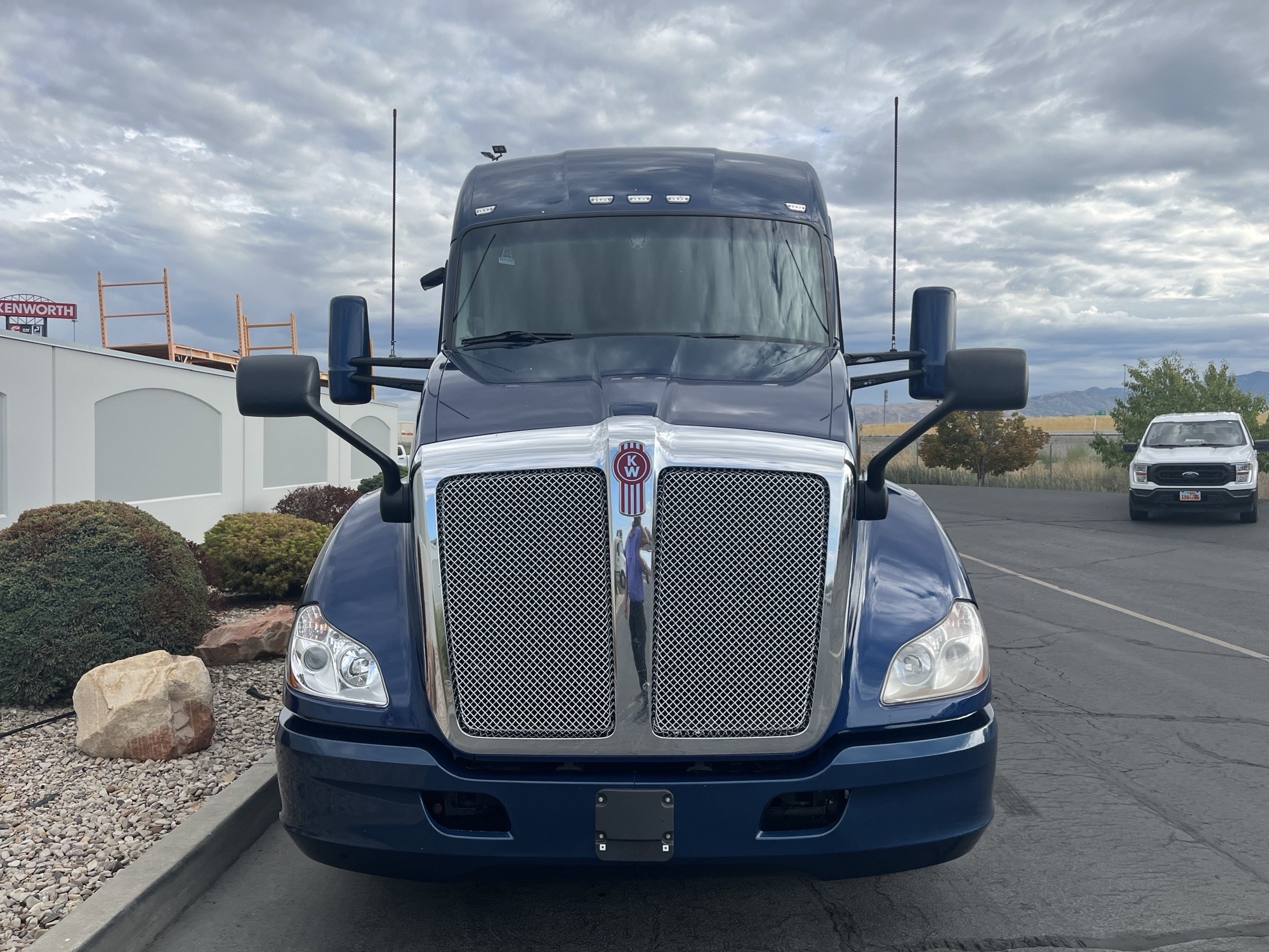 2021 Kenworth T680 - image 3 of 6