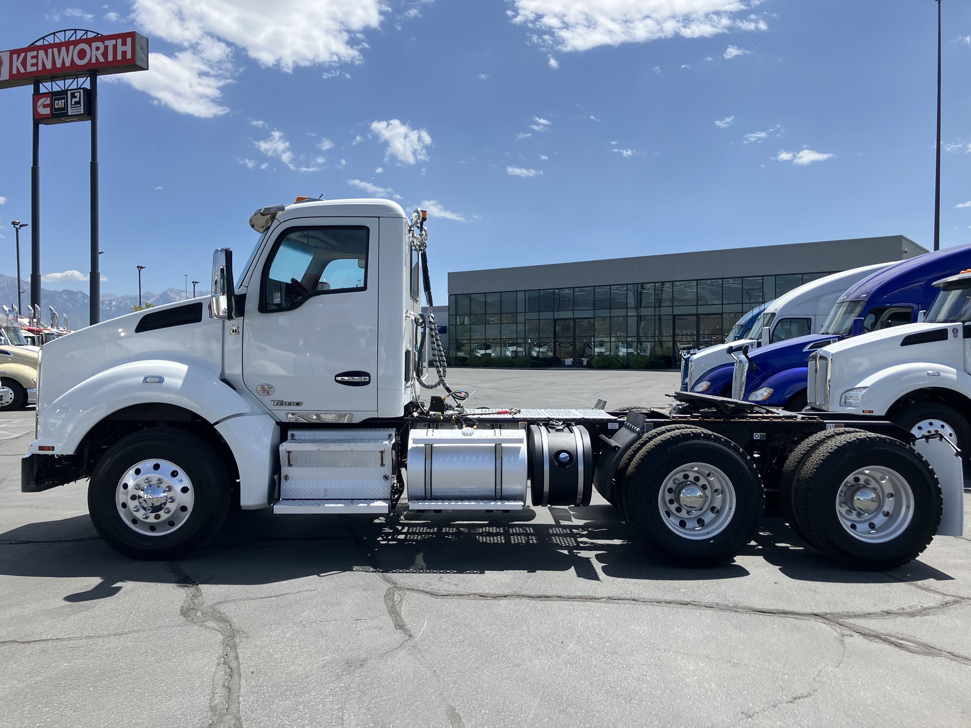 2021 Kenworth T880 - image 1 of 6