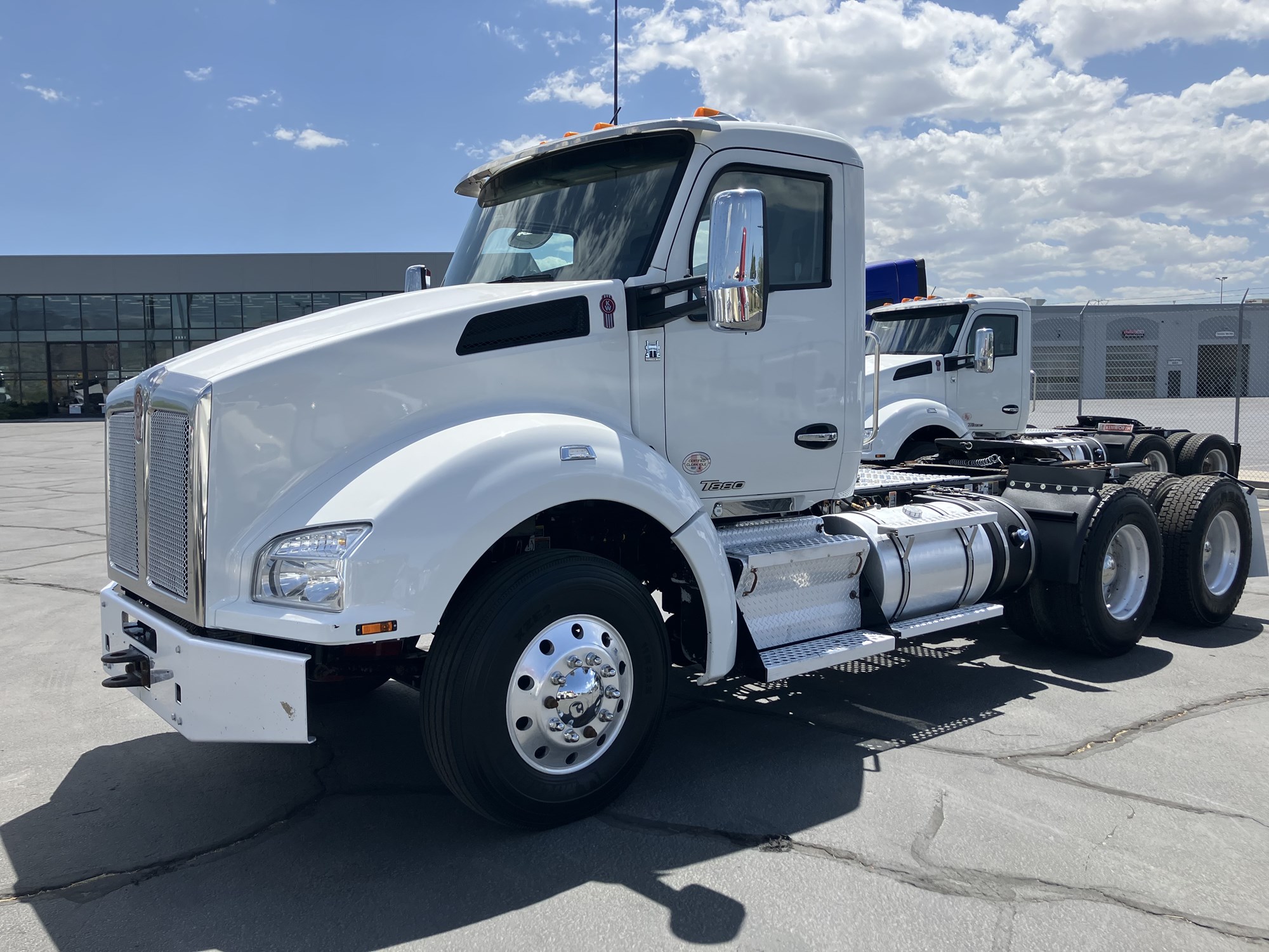 2021 Kenworth T880 - image 2 of 6