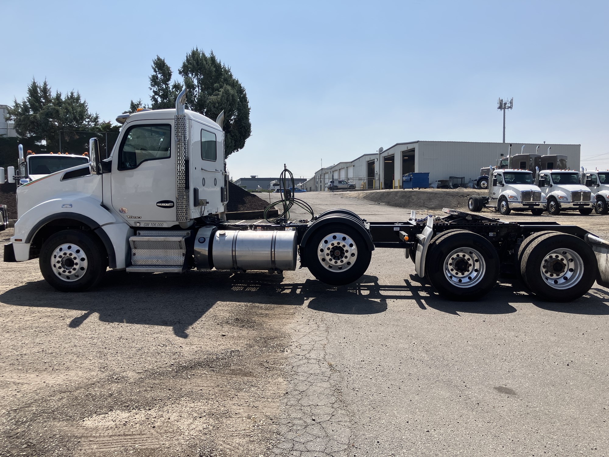 2021 Kenworth T880 - image 2 of 6