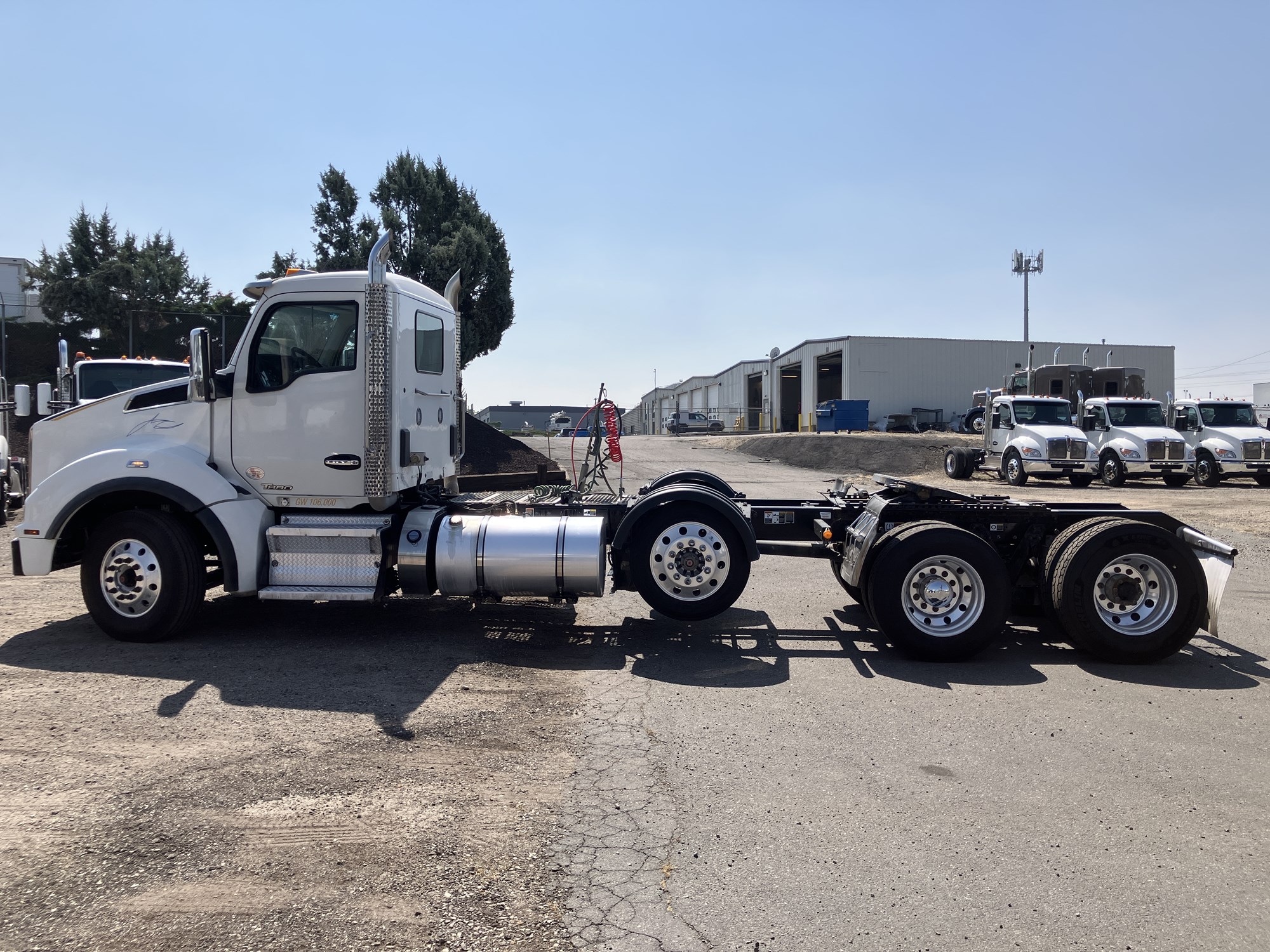 2021 Kenworth T880 - image 2 of 6