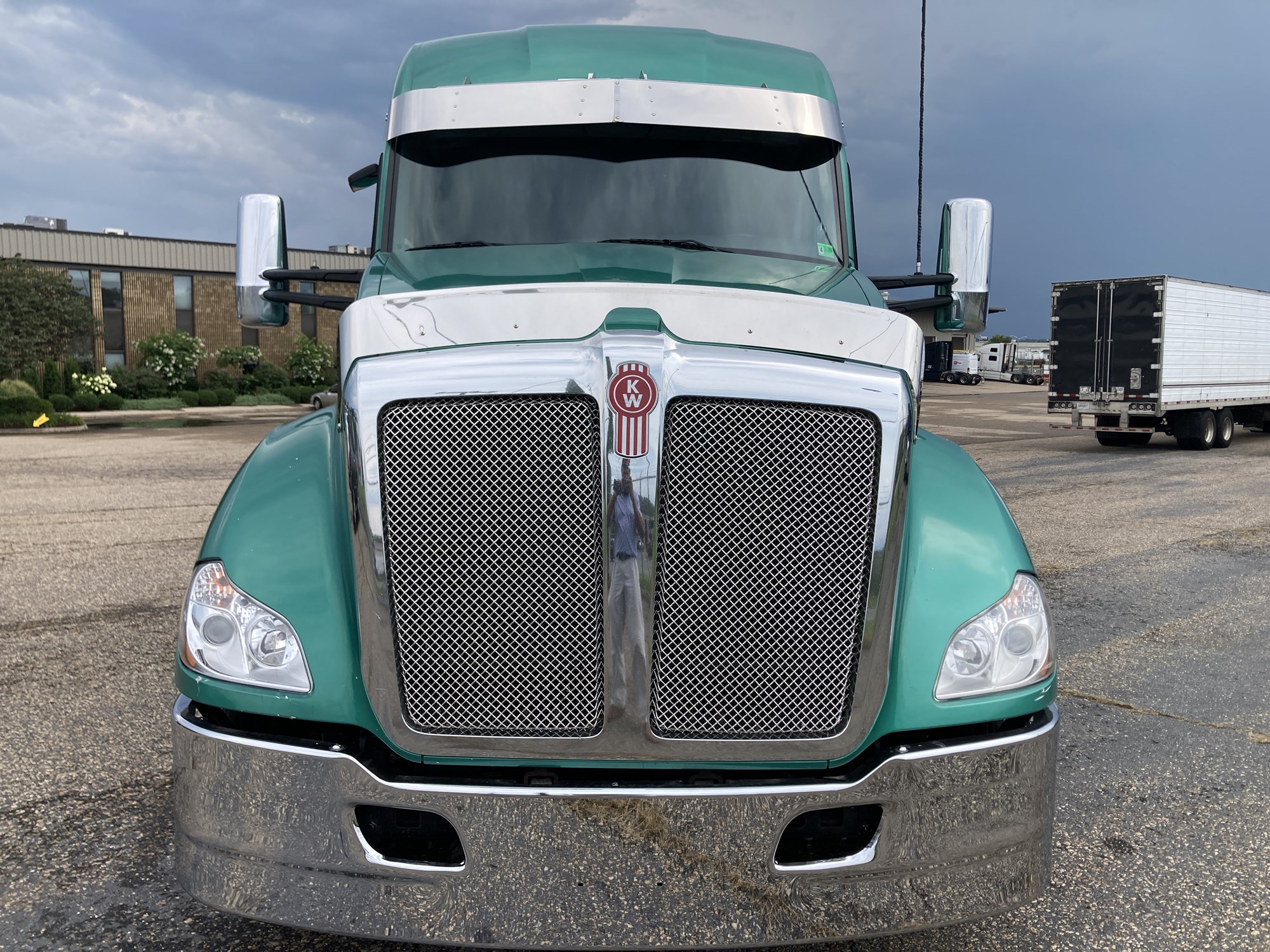 2021 Kenworth T680 2021 Kenworth T680 - image 2 of 6