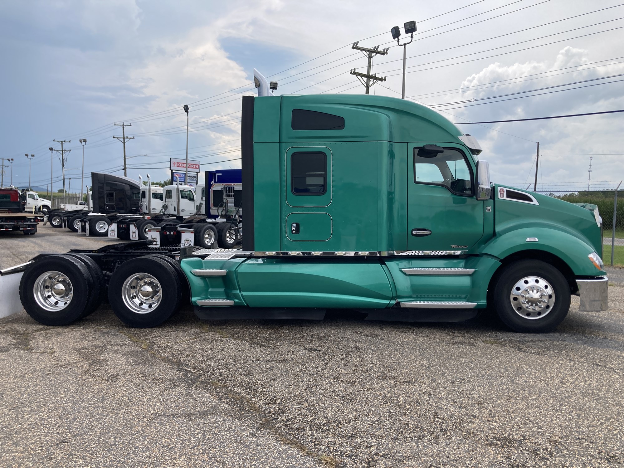 2021 Kenworth T680 2021 Kenworth T680 - image 4 of 6