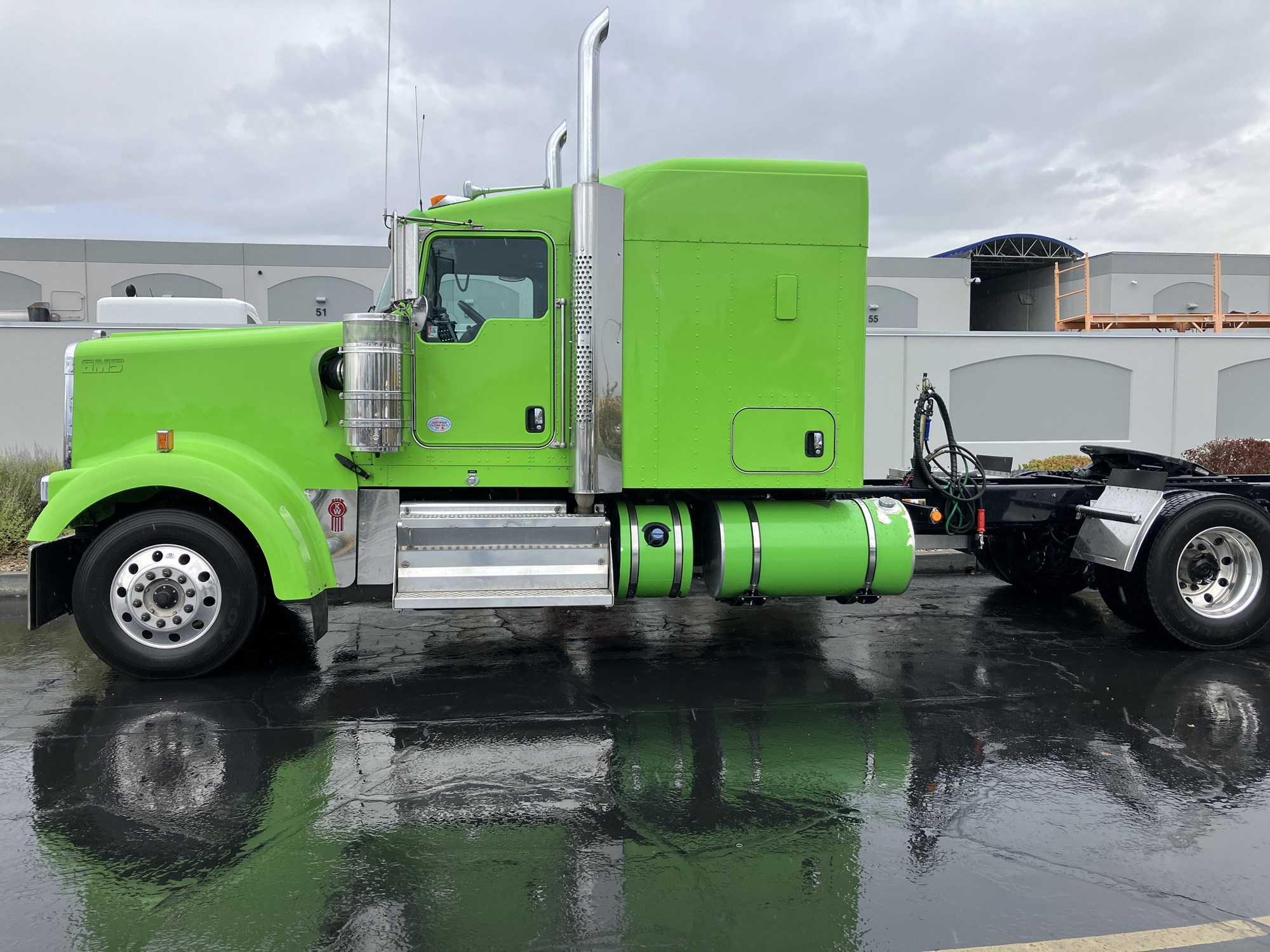 2021 Kenworth W900L - image 2 of 6