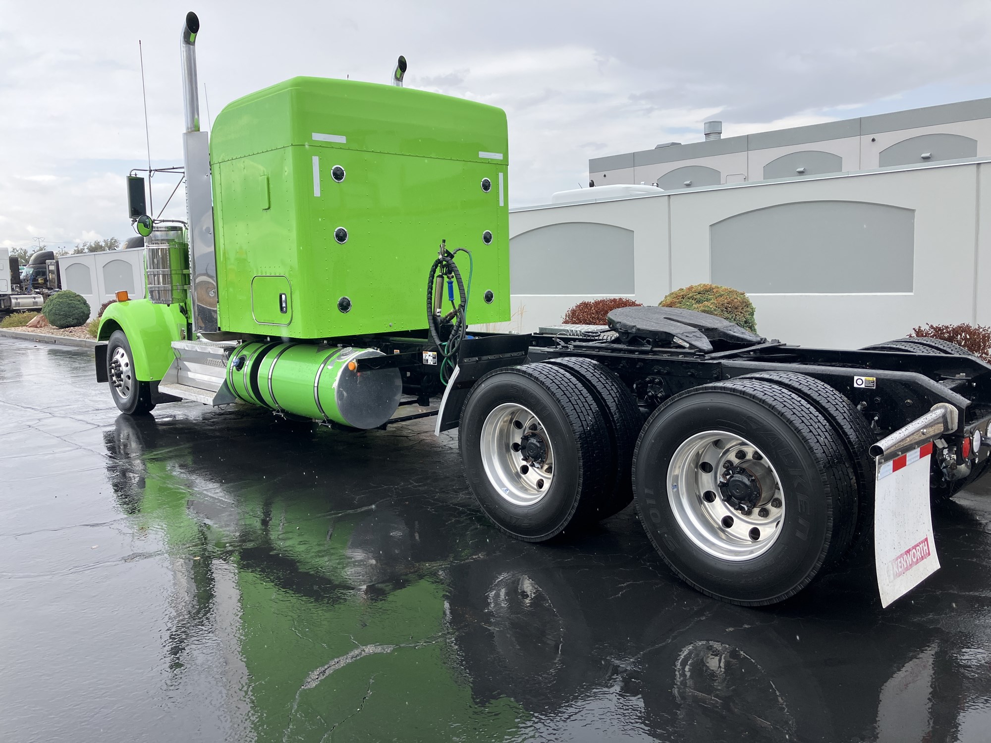 2021 Kenworth W900L - image 4 of 6