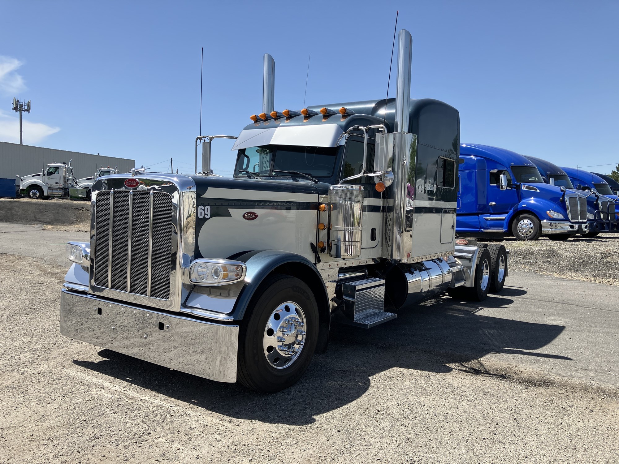 2022 Peterbilt 389 - image 1 of 6