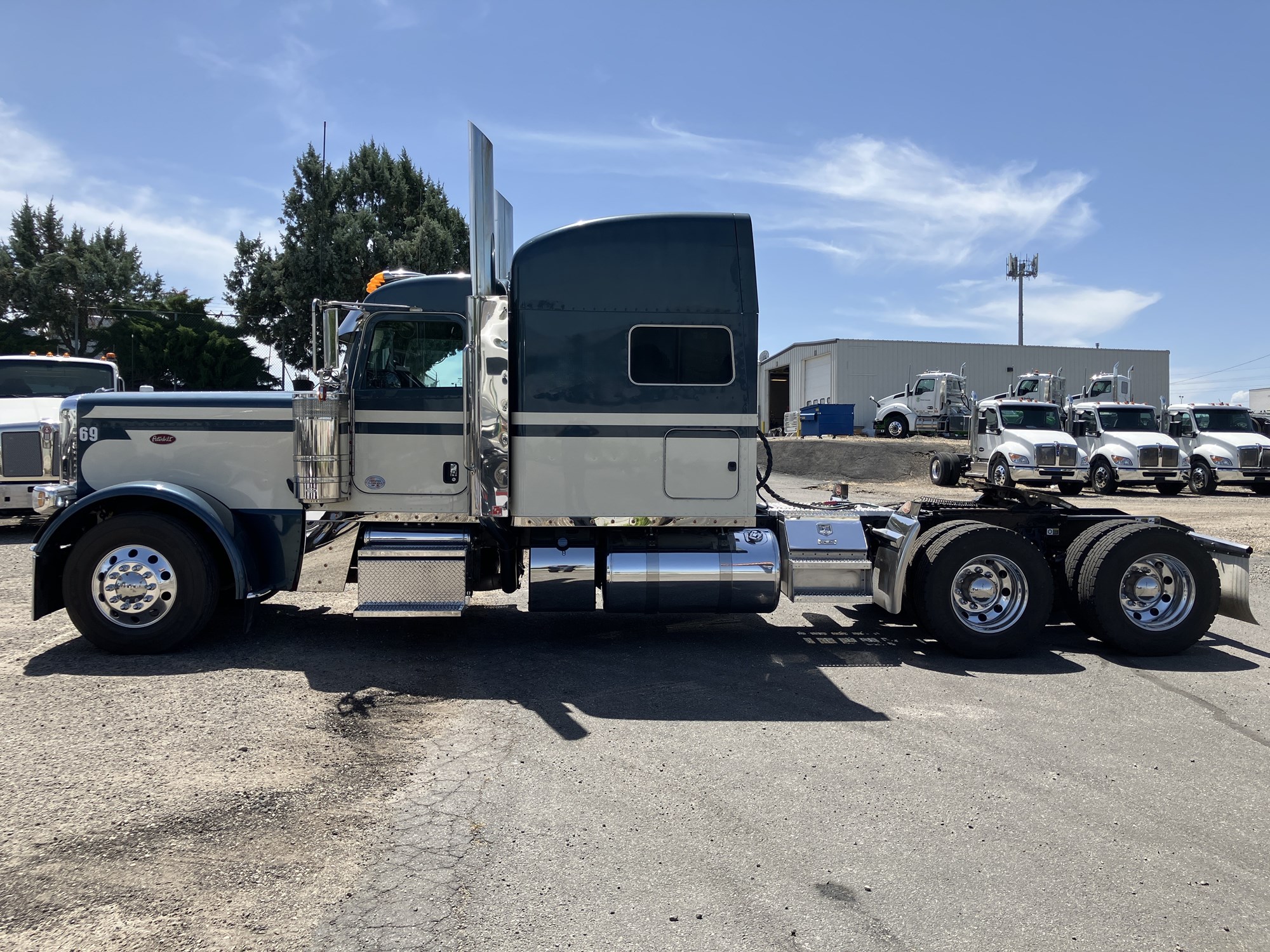 2022 Peterbilt 389 - image 2 of 6