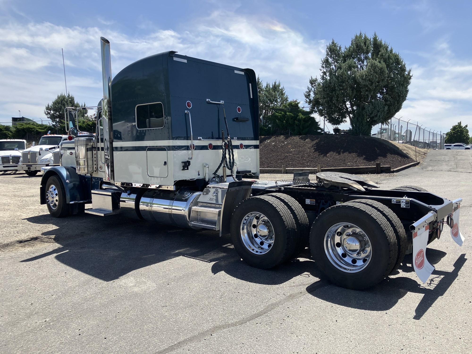 2022 Peterbilt 389 - image 3 of 6