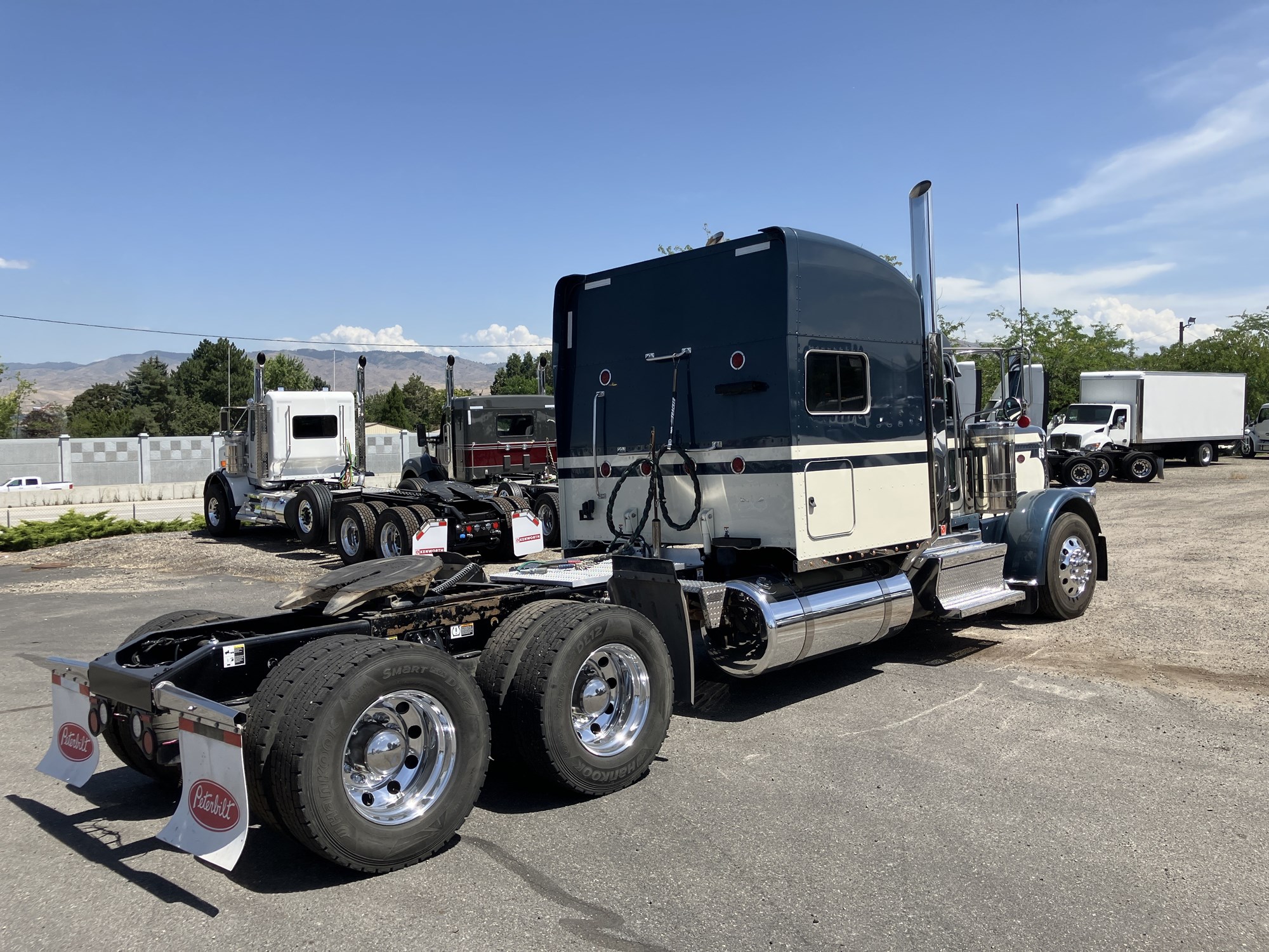 2022 Peterbilt 389 - image 5 of 6
